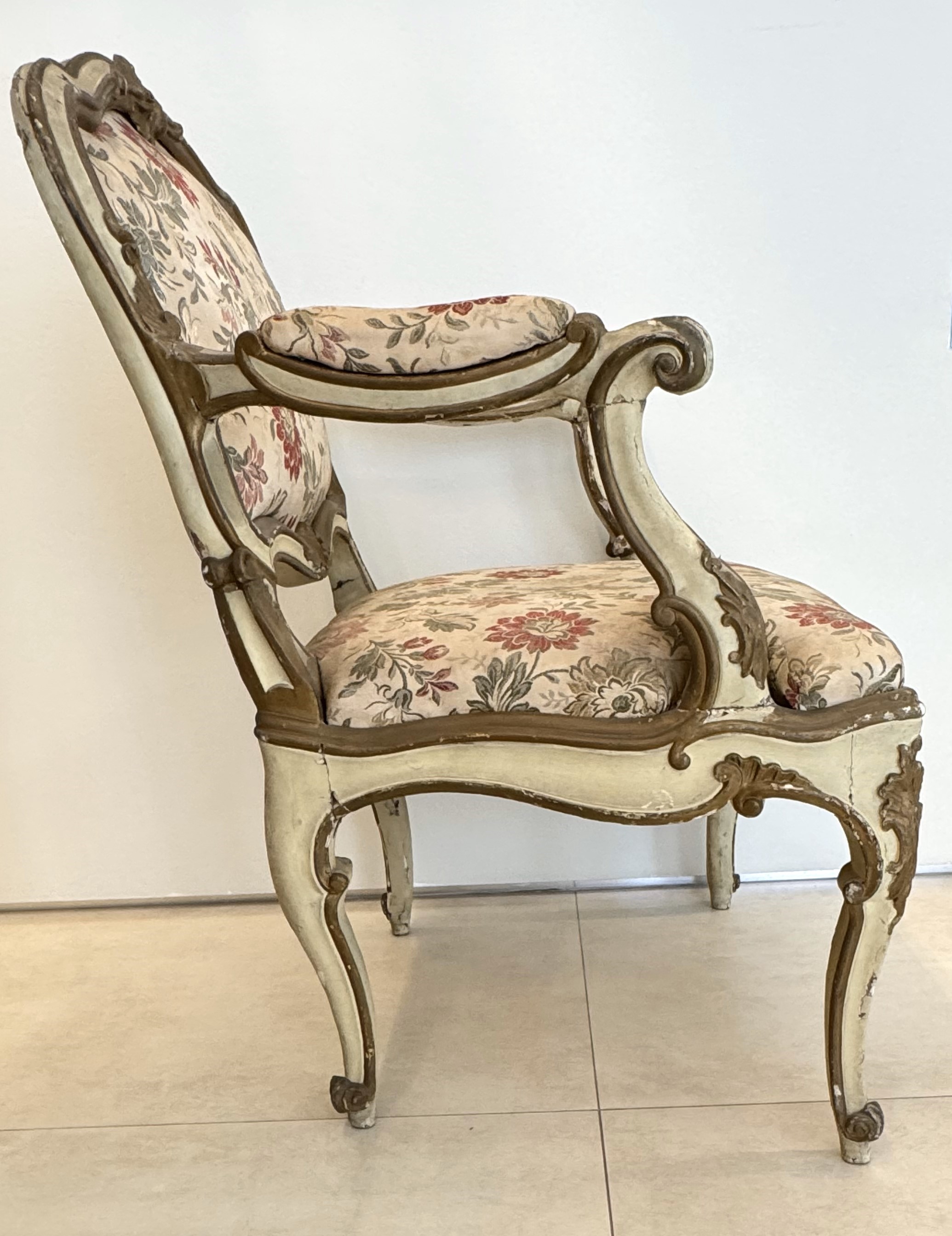 Due poltrone in legno laccato e dorato, Lombardia