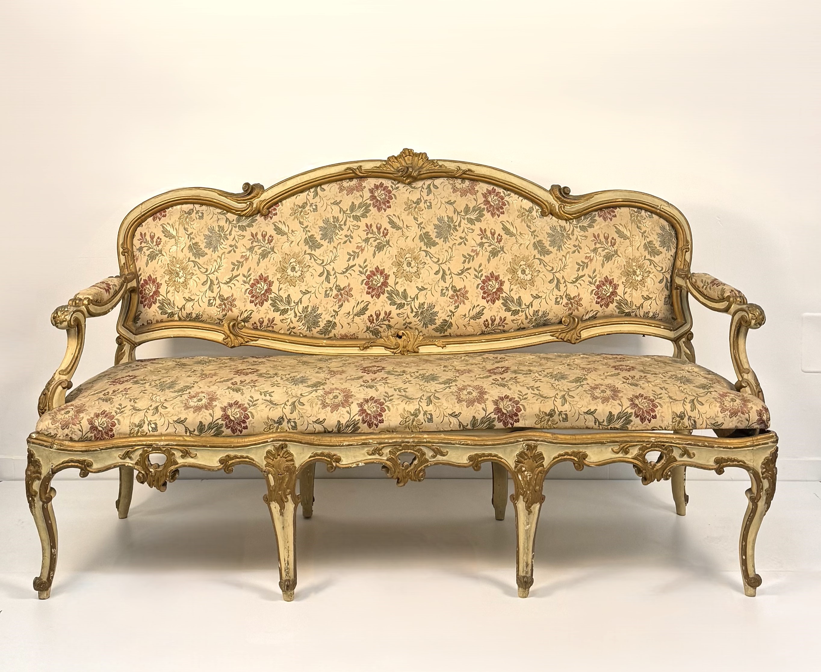 Divano in legno laccato e dorato, Lombardia