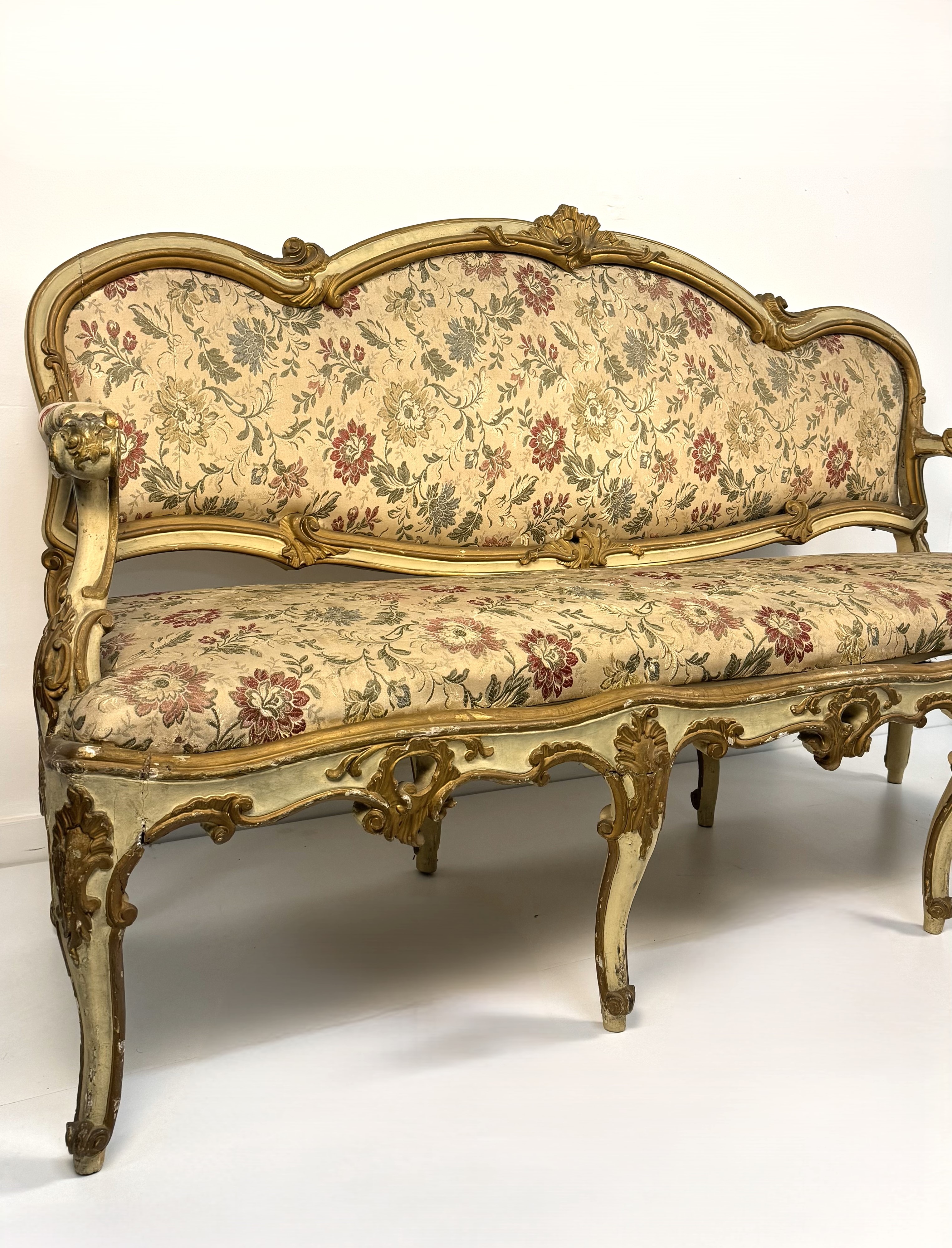 Divano in legno laccato e dorato, Lombardia