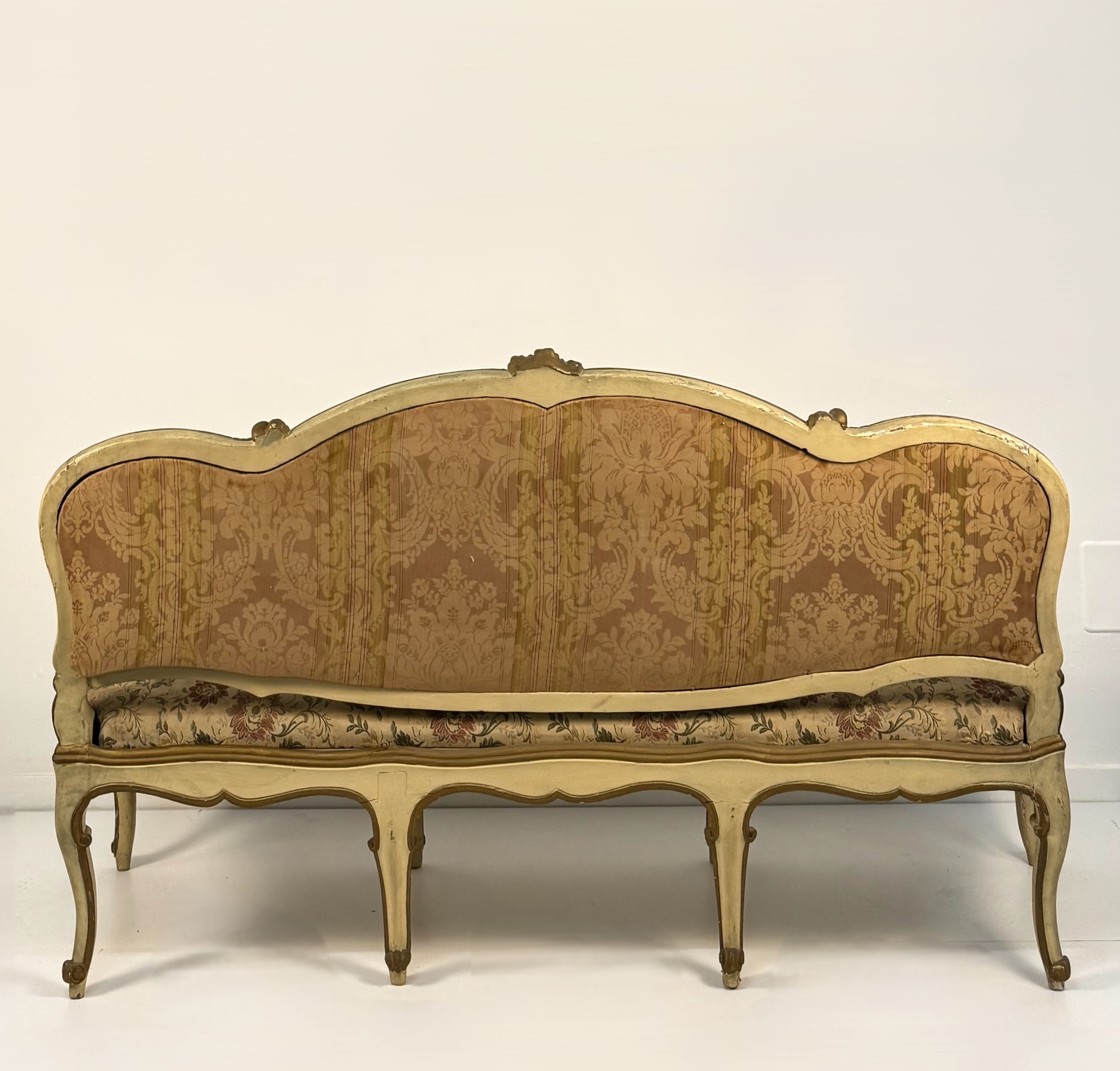 Divano in legno laccato e dorato, Lombardia