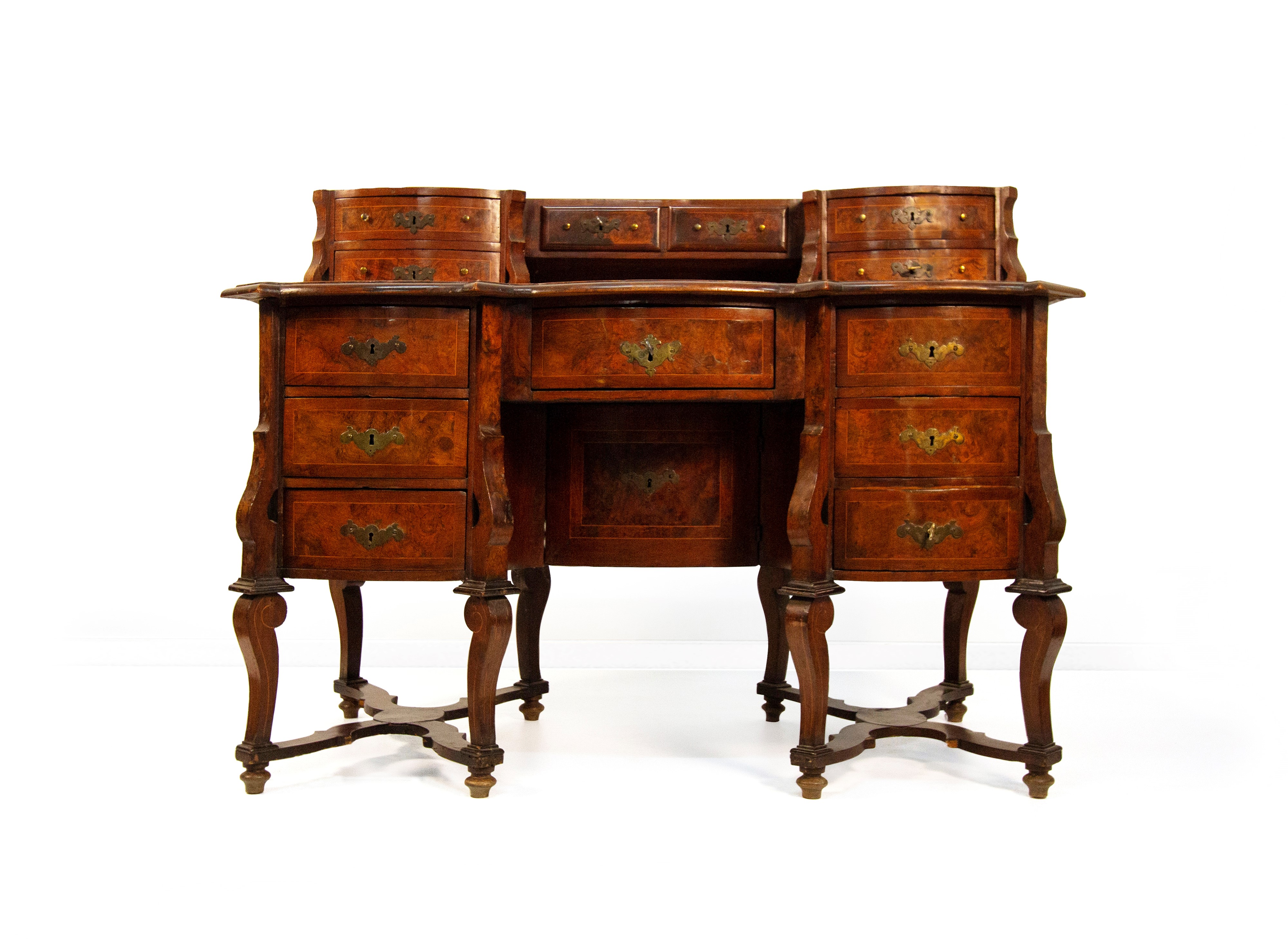 Scrivania 'alla Mazzarino' lastronata in noce e radica