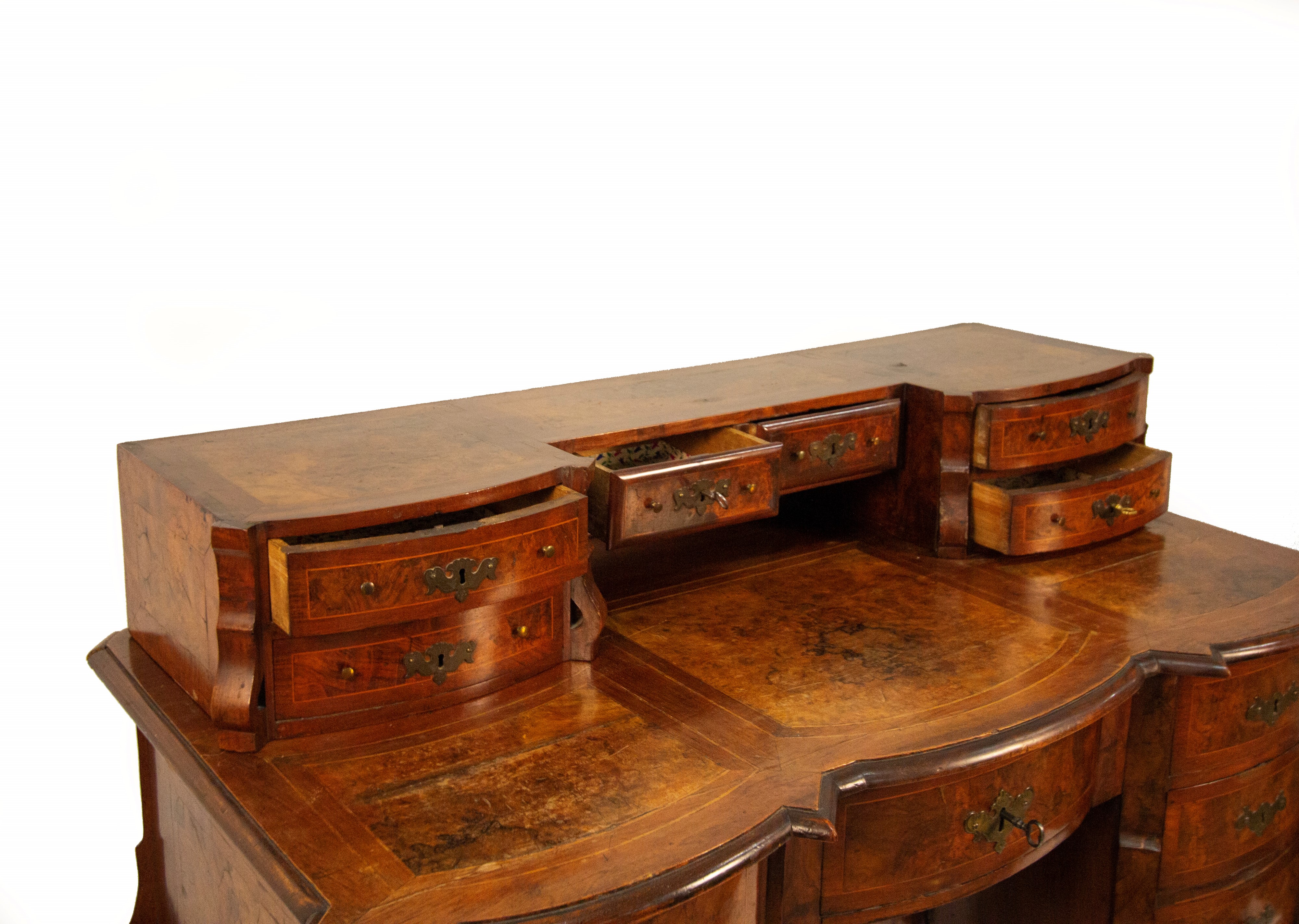 Scrivania 'alla Mazzarino' lastronata in noce e radica