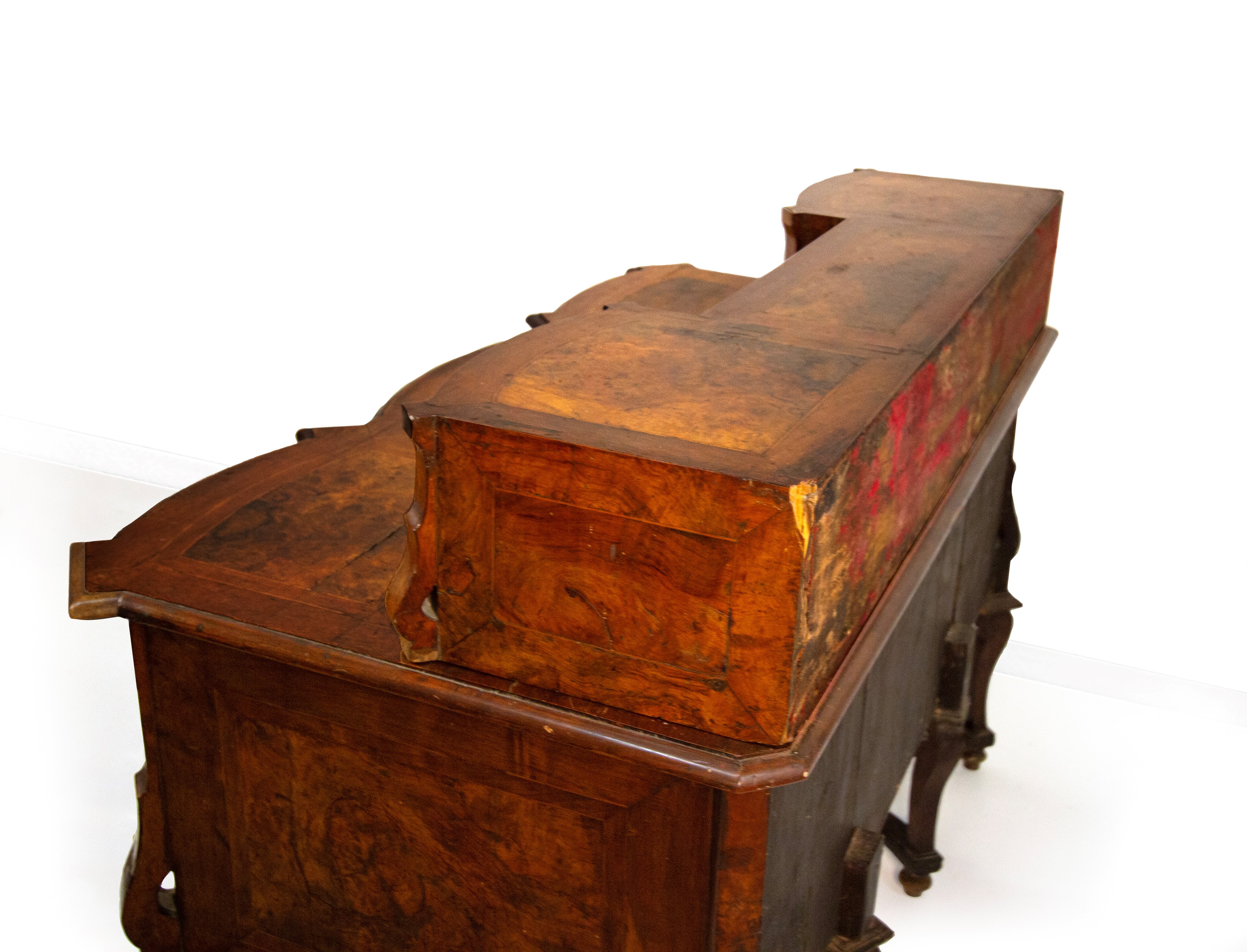 Scrivania 'alla Mazzarino' lastronata in noce e radica