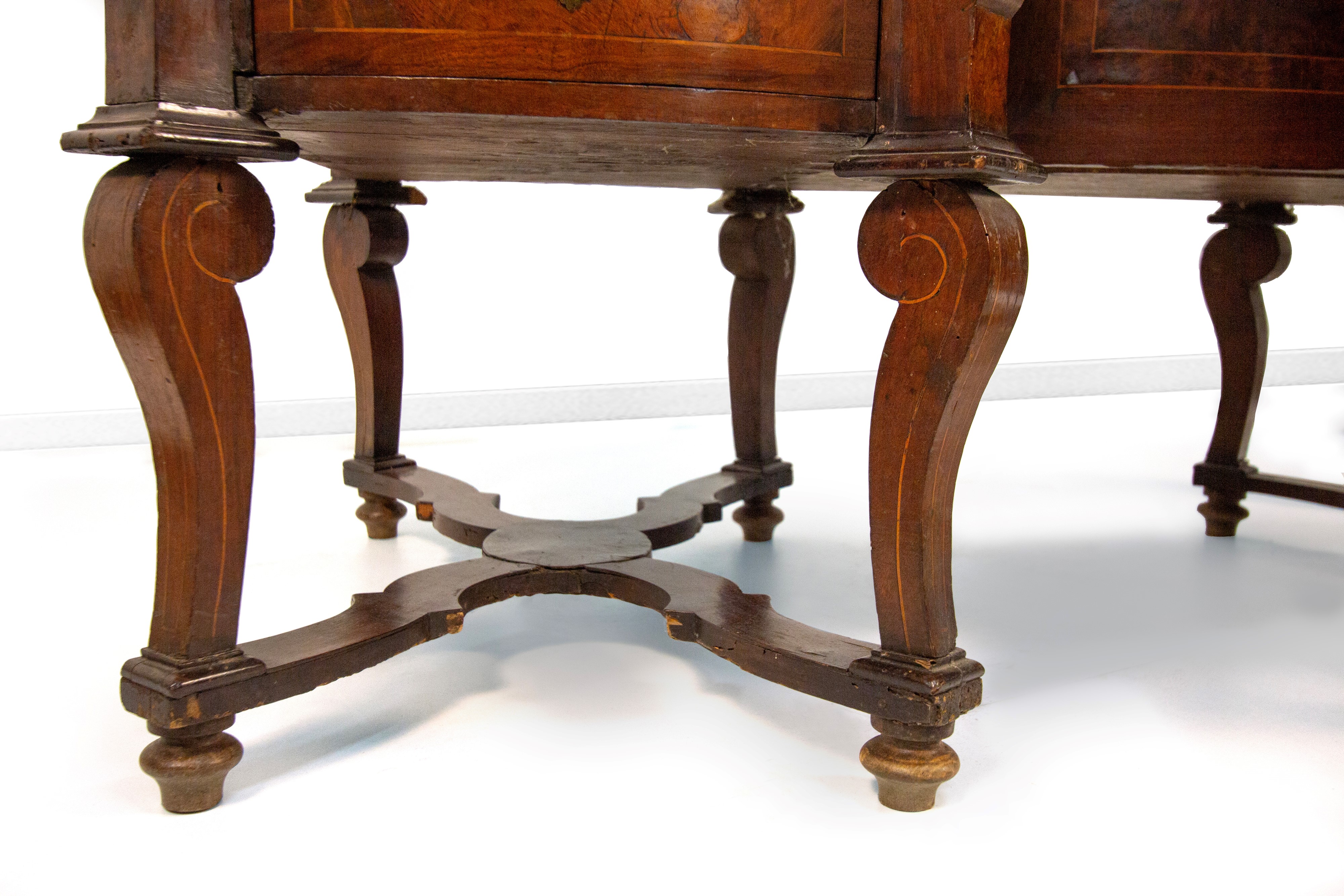 Scrivania 'alla Mazzarino' lastronata in noce e radica