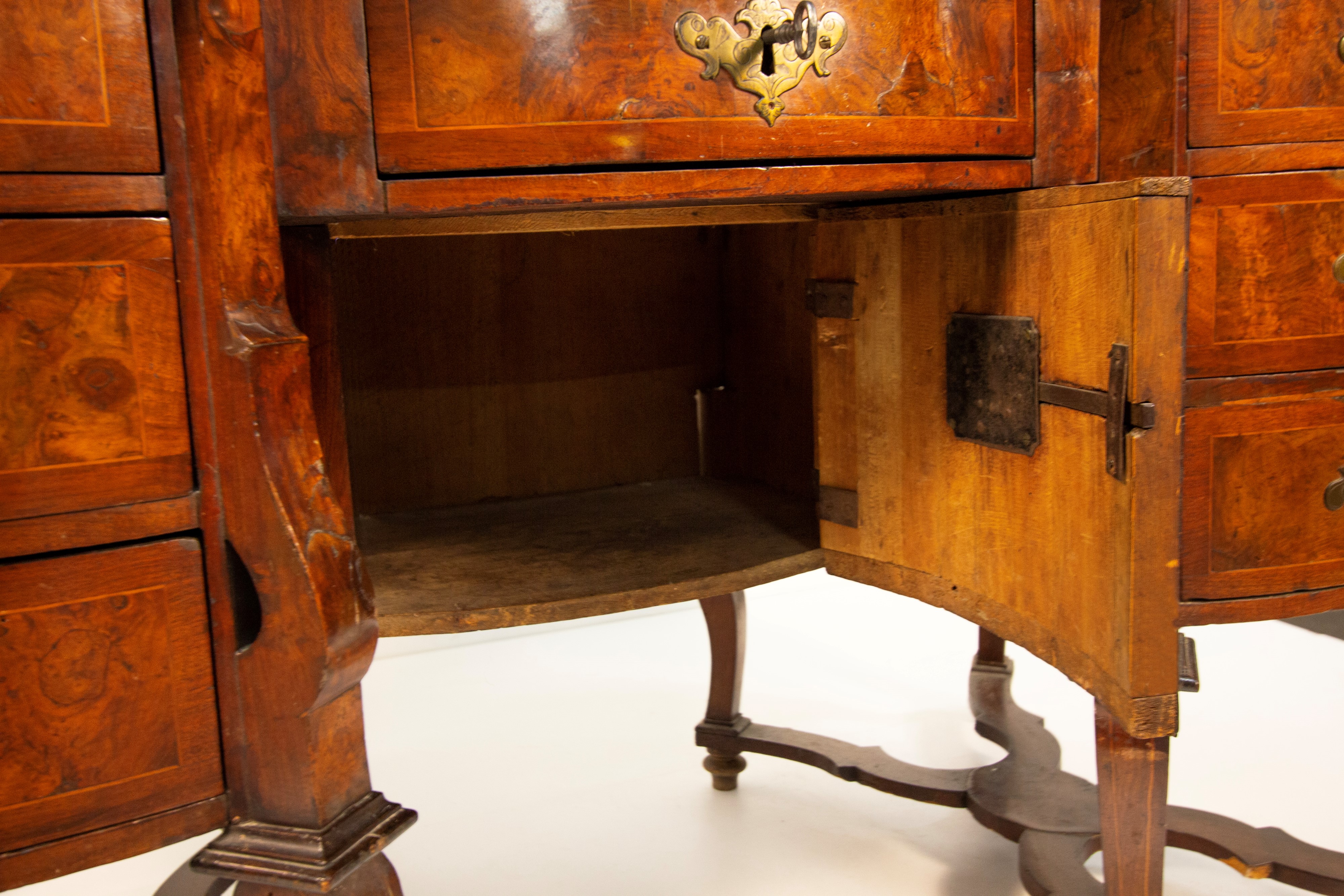 Scrivania 'alla Mazzarino' lastronata in noce e radica