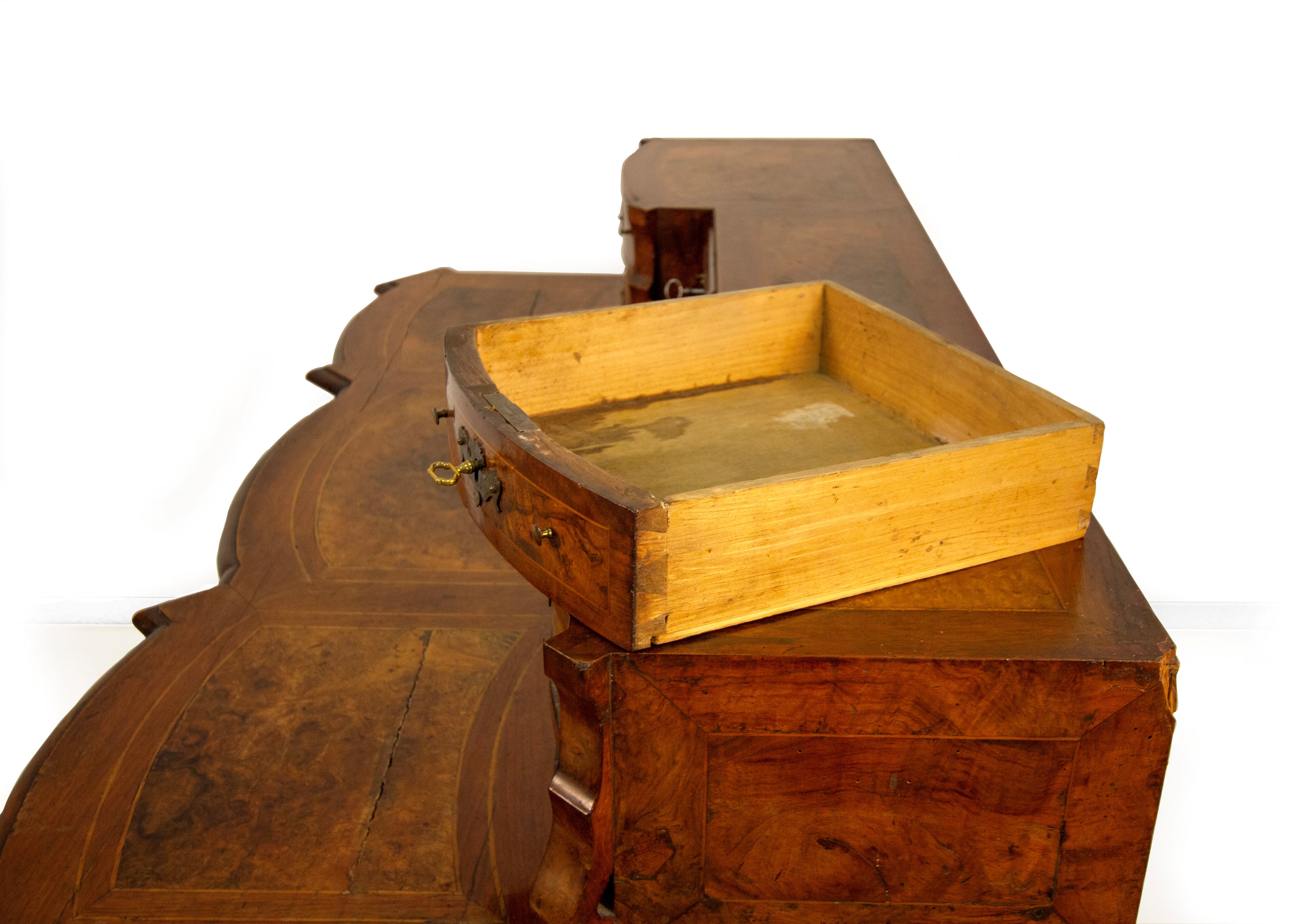 Scrivania 'alla Mazzarino' lastronata in noce e radica