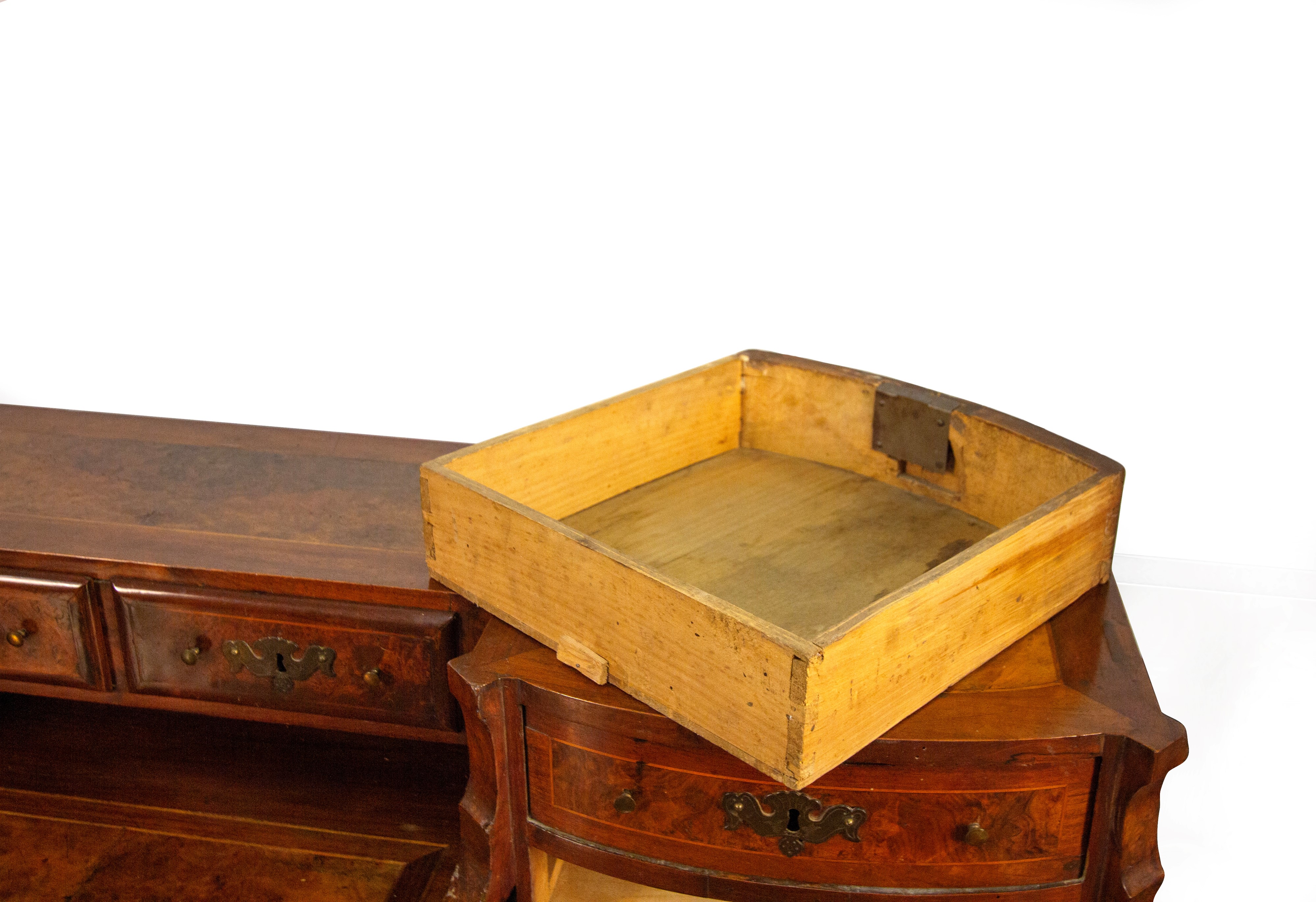 Scrivania 'alla Mazzarino' lastronata in noce e radica