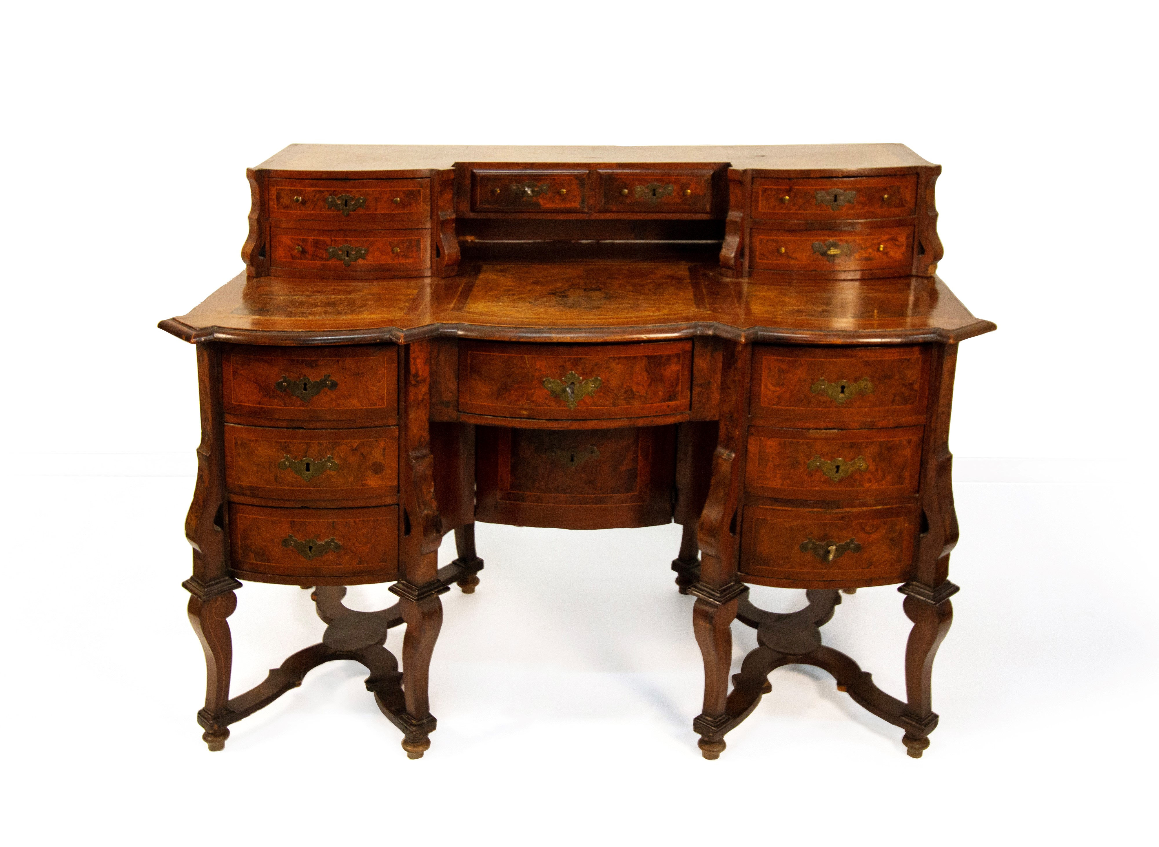 Scrivania 'alla Mazzarino' lastronata in noce e radica