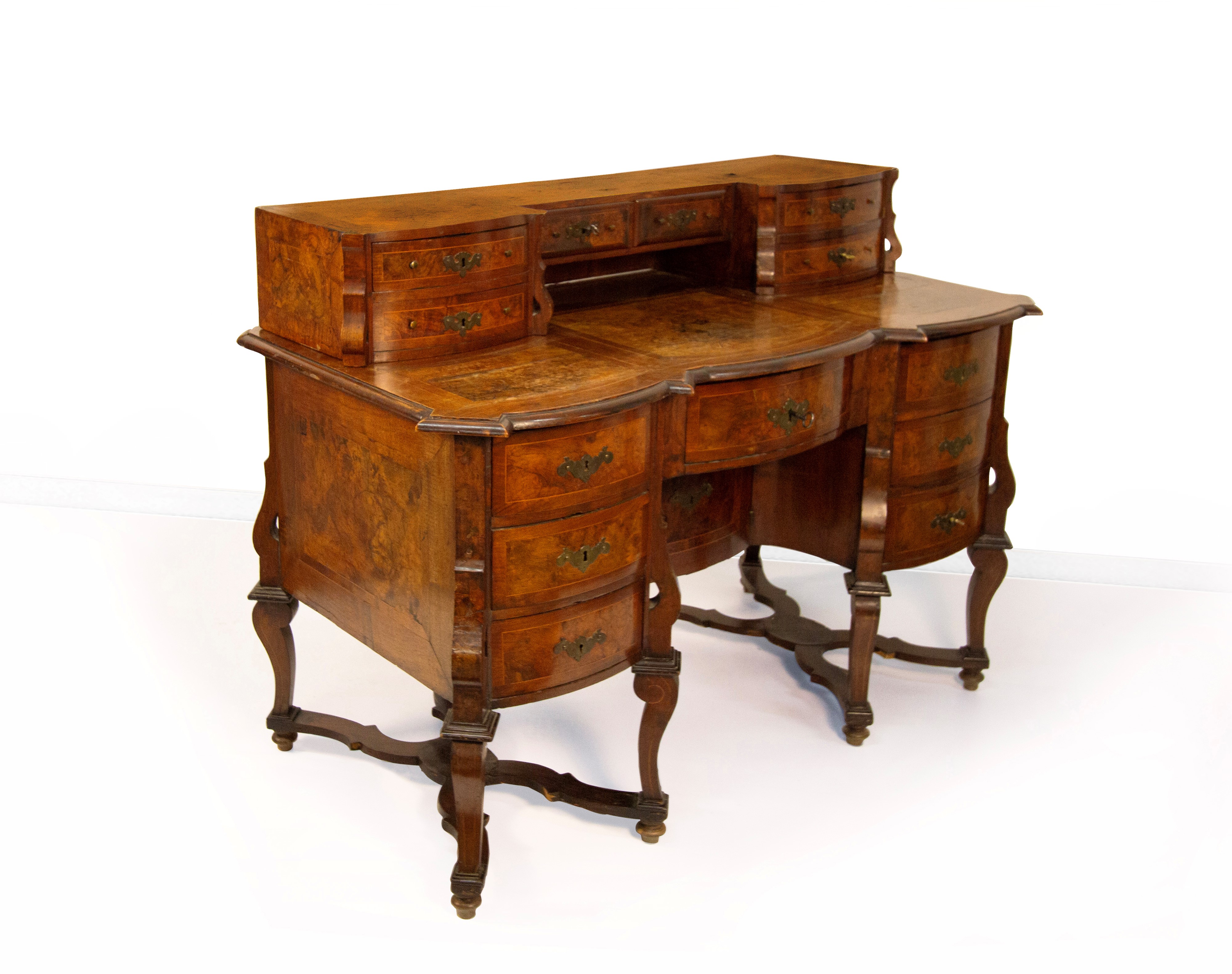 Scrivania 'alla Mazzarino' lastronata in noce e radica