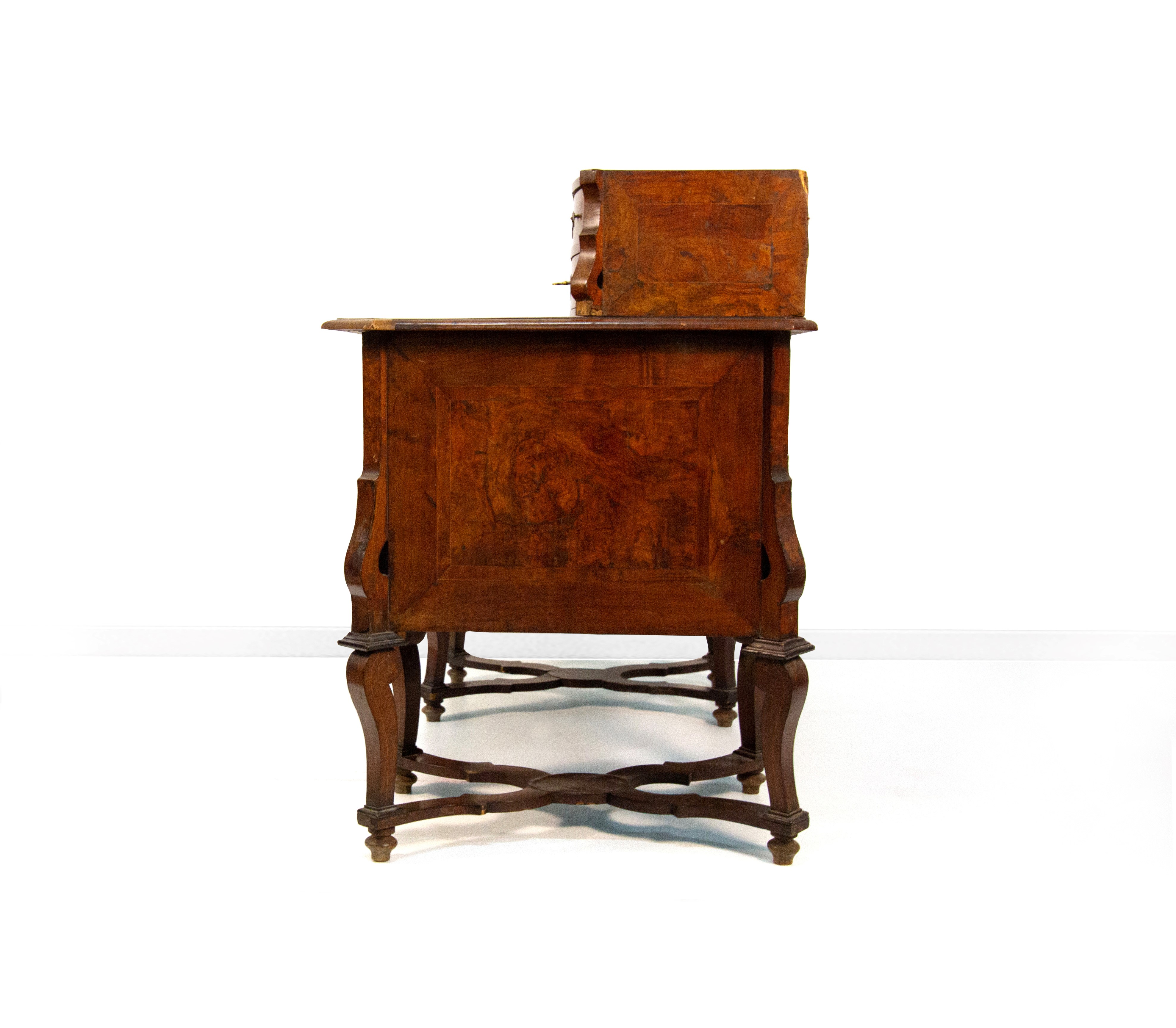 Scrivania 'alla Mazzarino' lastronata in noce e radica