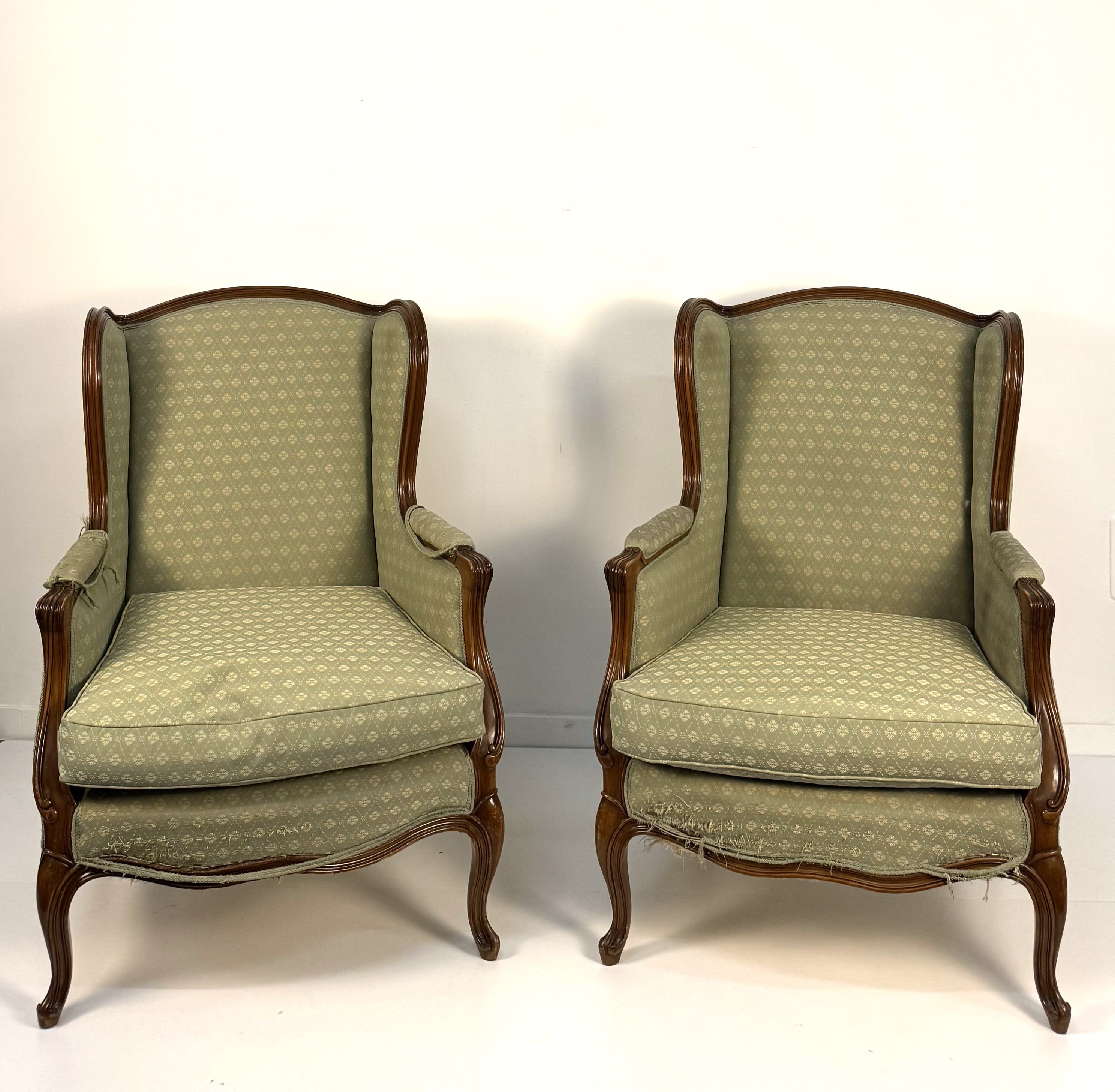 Coppia di poltrone ad orecchioni in noce