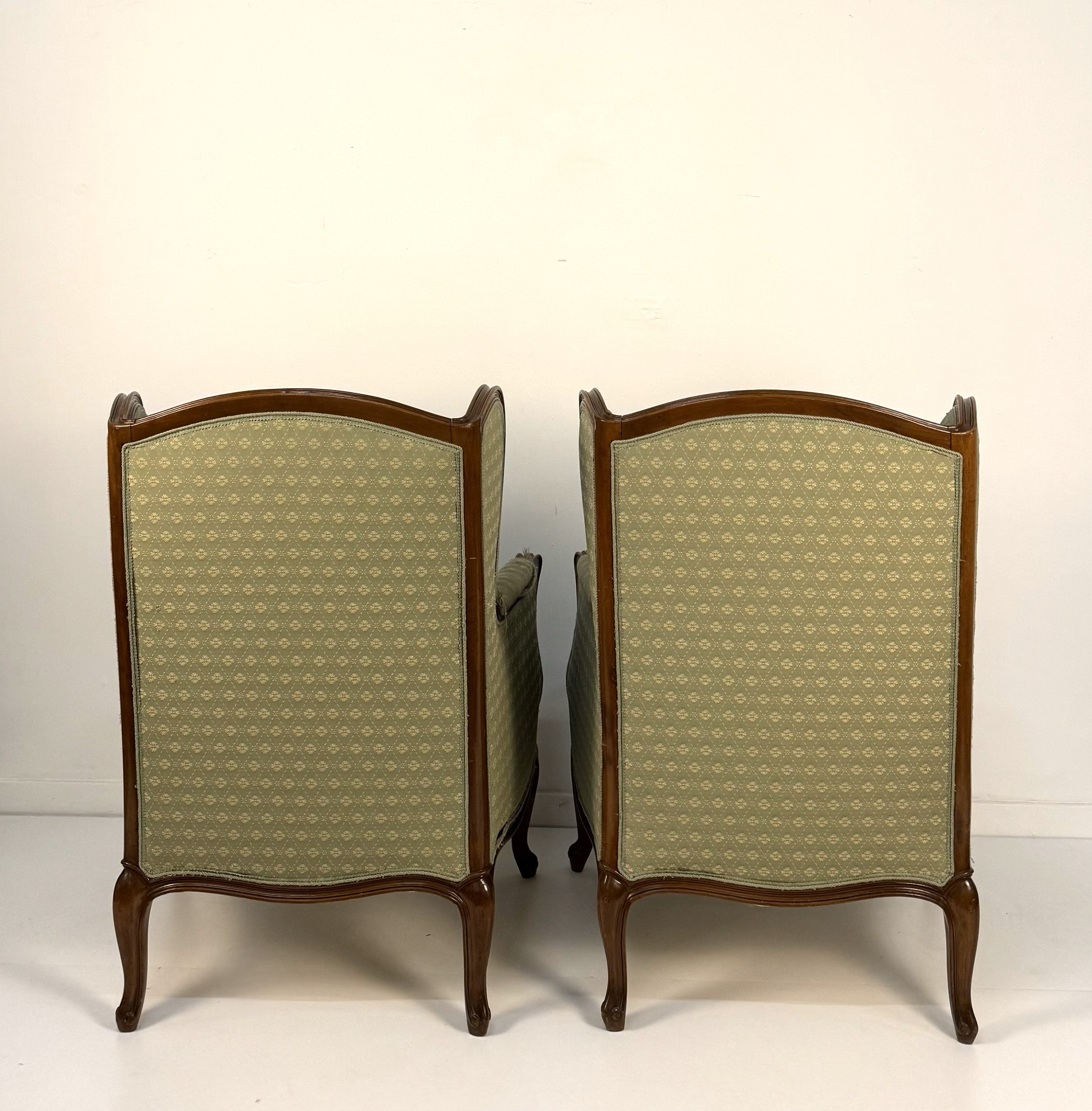 Coppia di poltrone ad orecchioni in noce