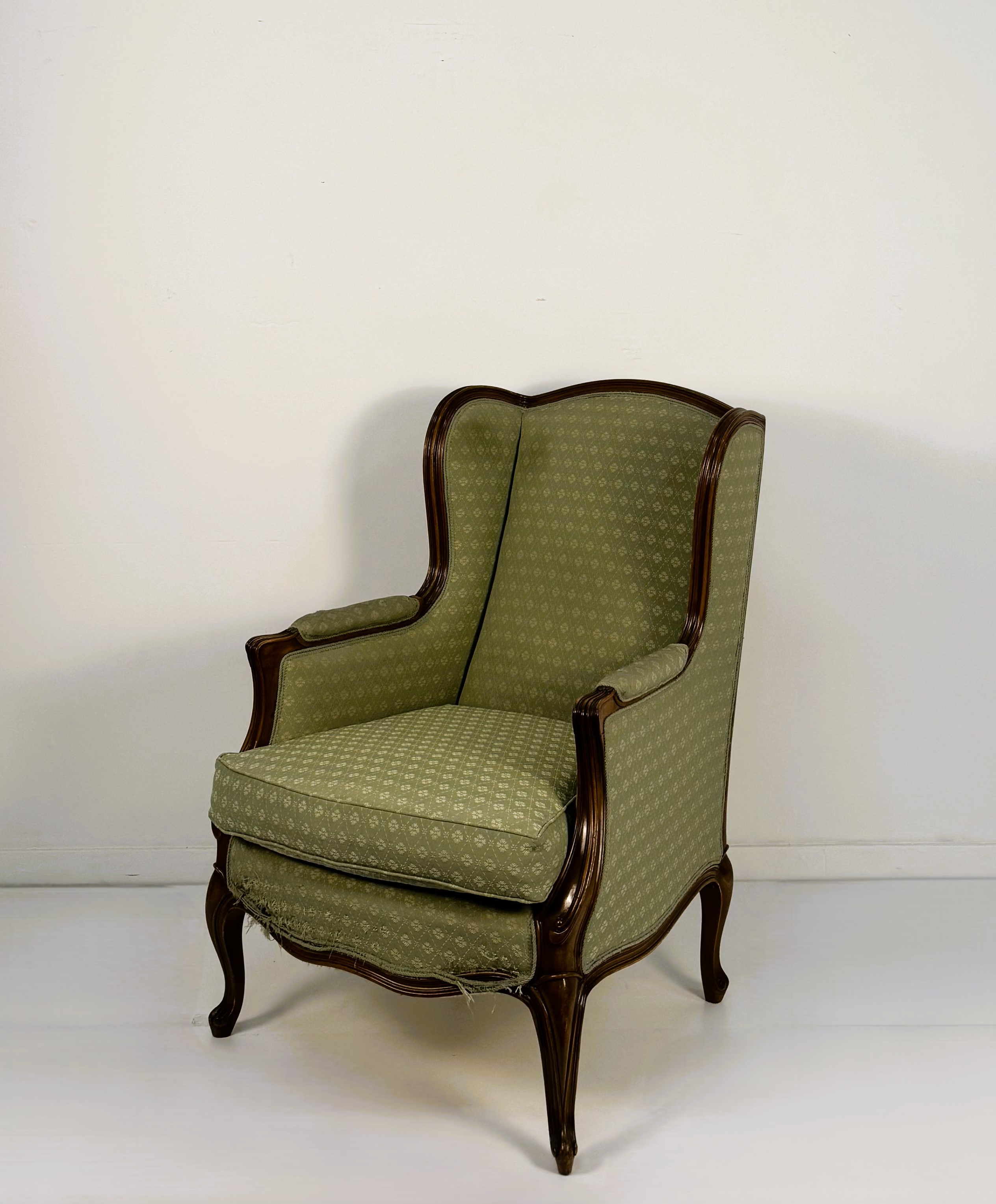 Coppia di poltrone ad orecchioni in noce