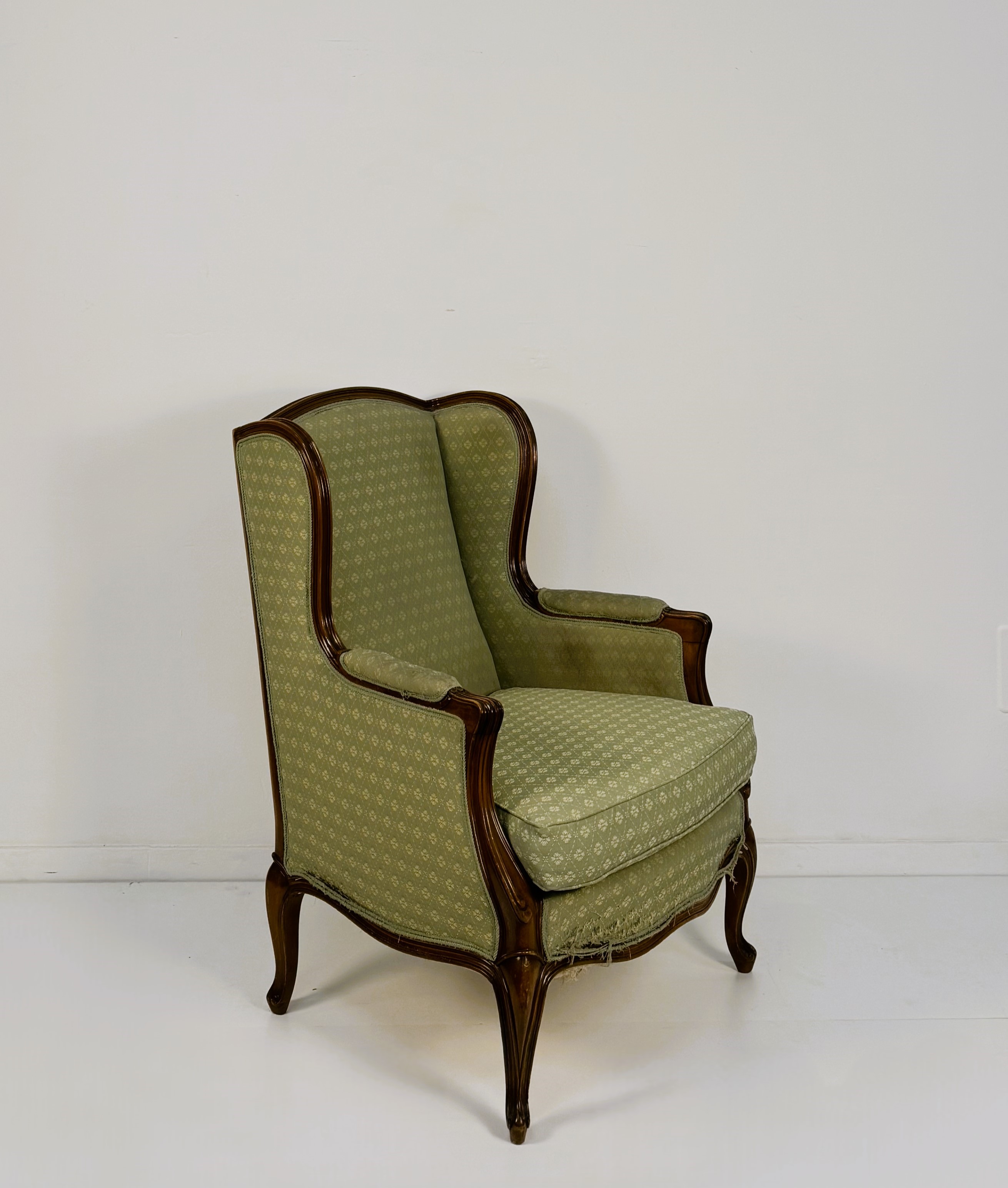 Coppia di poltrone ad orecchioni in noce