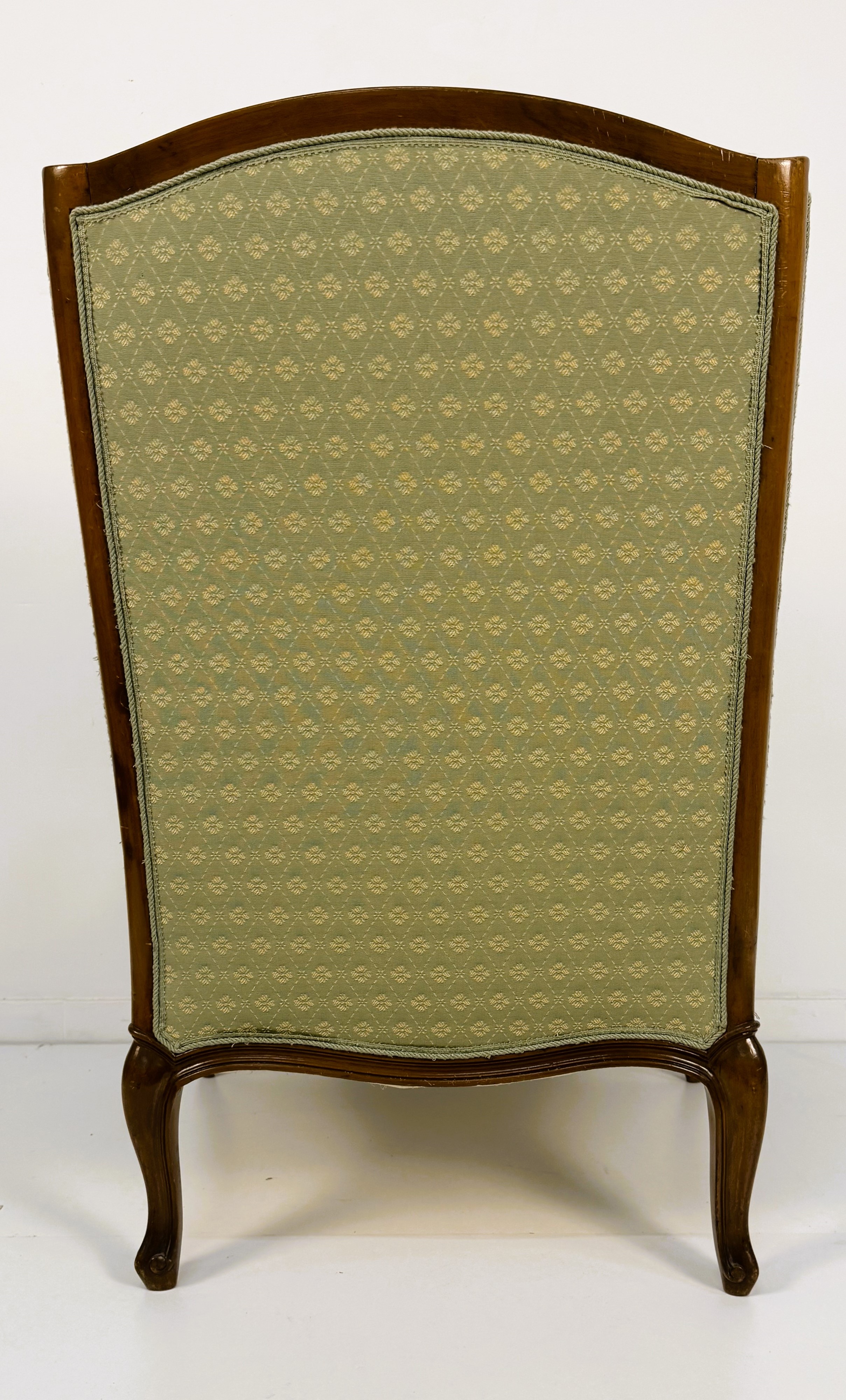 Coppia di poltrone ad orecchioni in noce