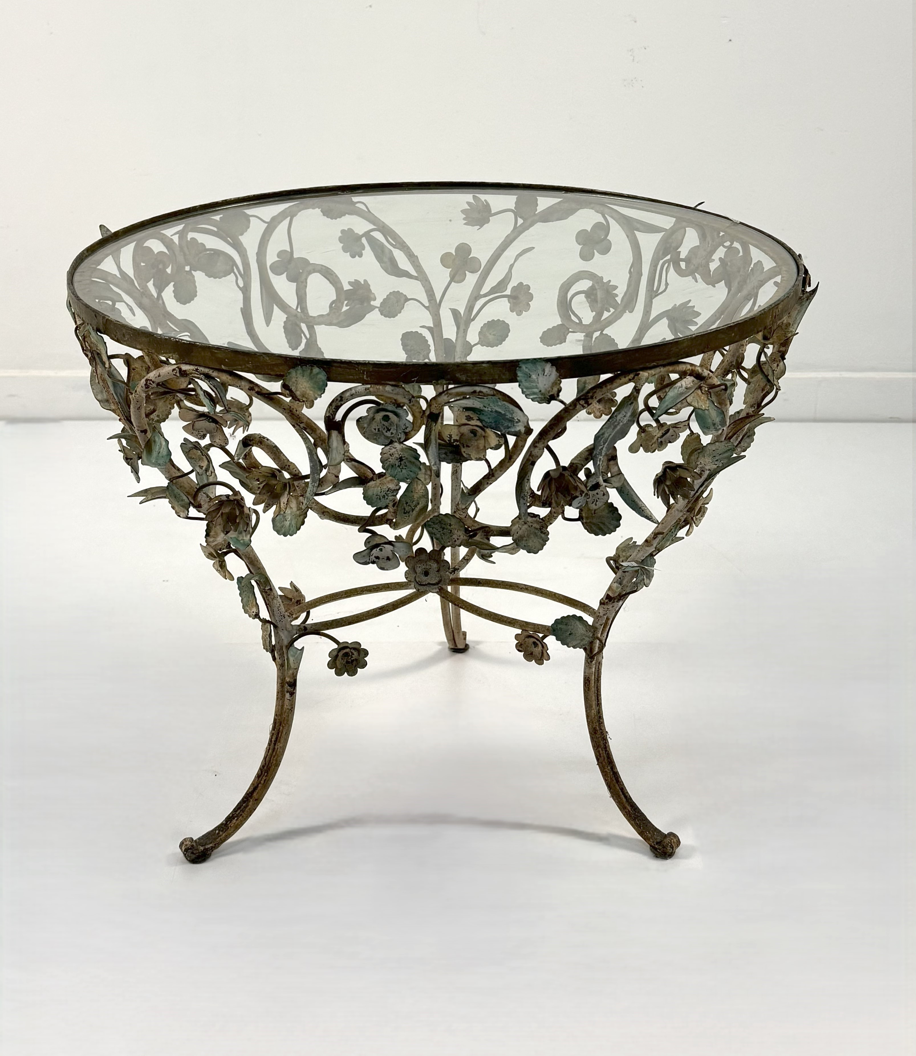 Tavolino basso in ferro battuto e lamierino in policromia