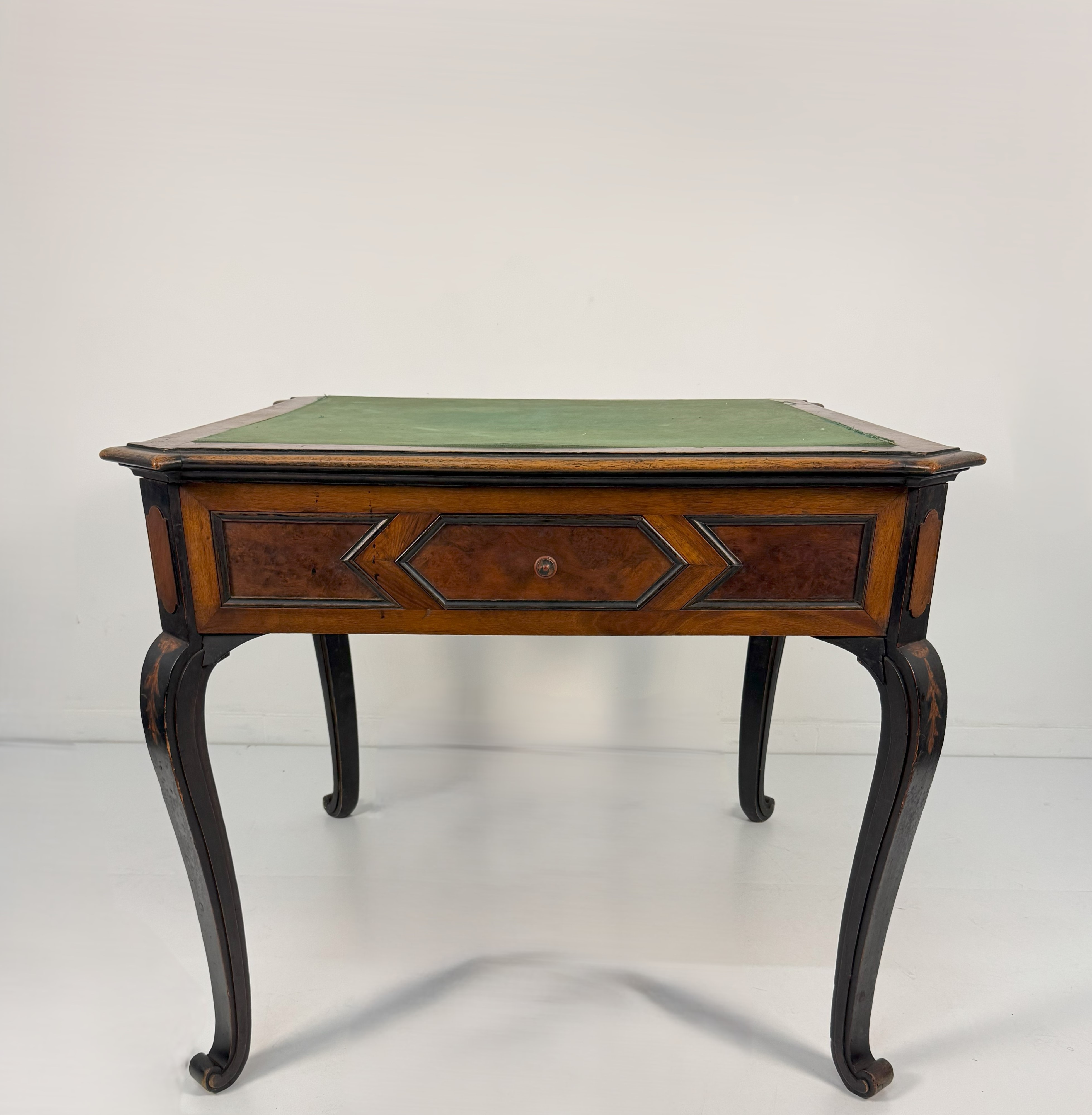 Tavolino da gioco lastronato in noce