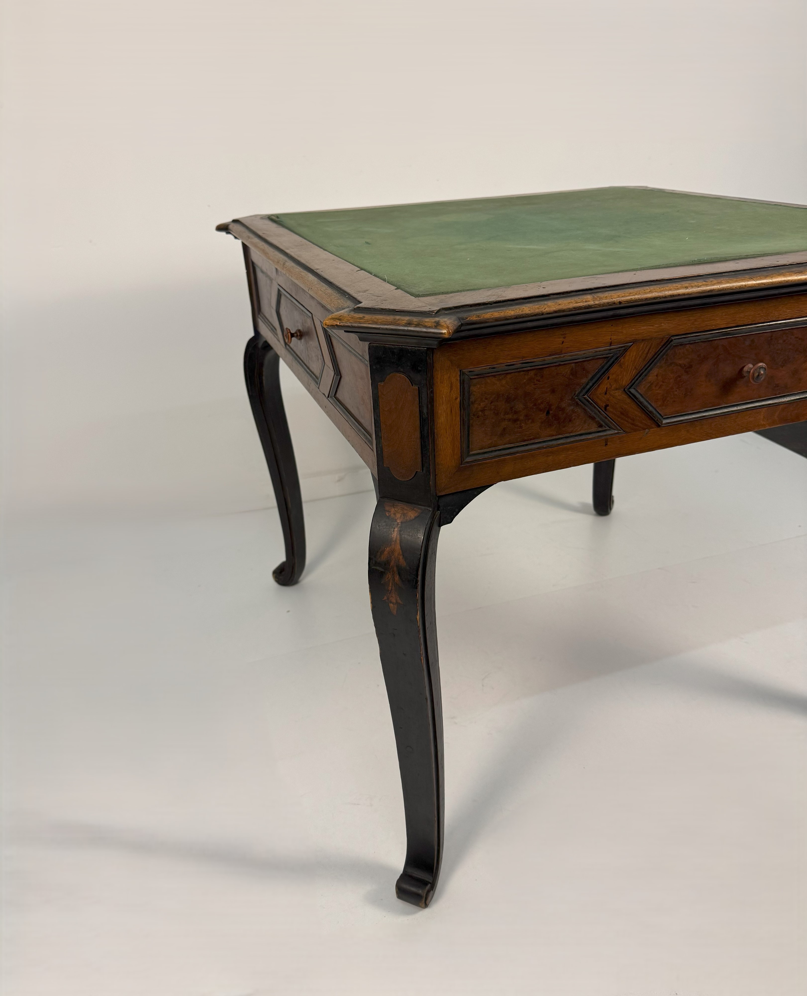 Tavolino da gioco lastronato in noce