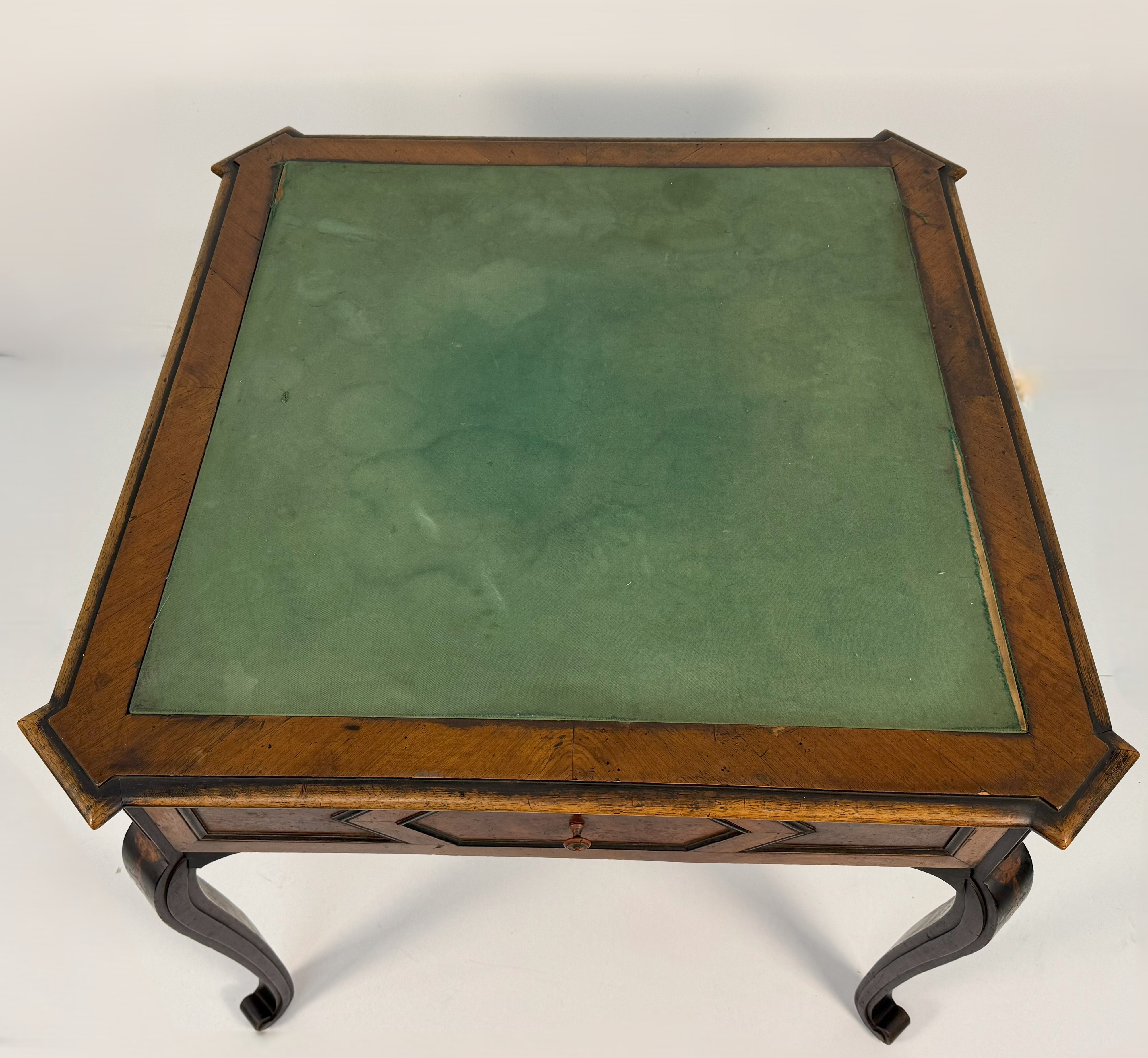 Tavolino da gioco lastronato in noce