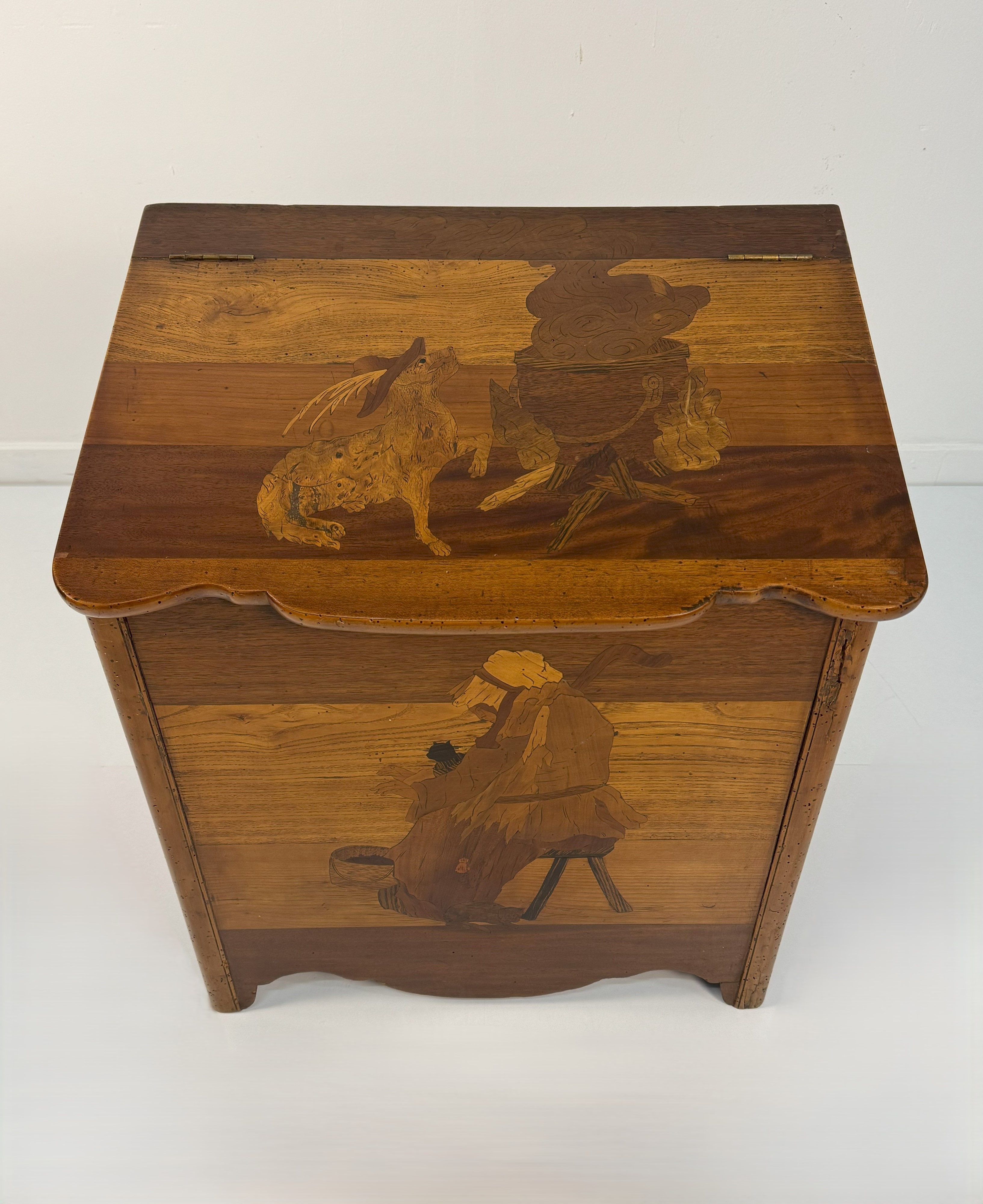 Portalegna intarsiato in legni diversi