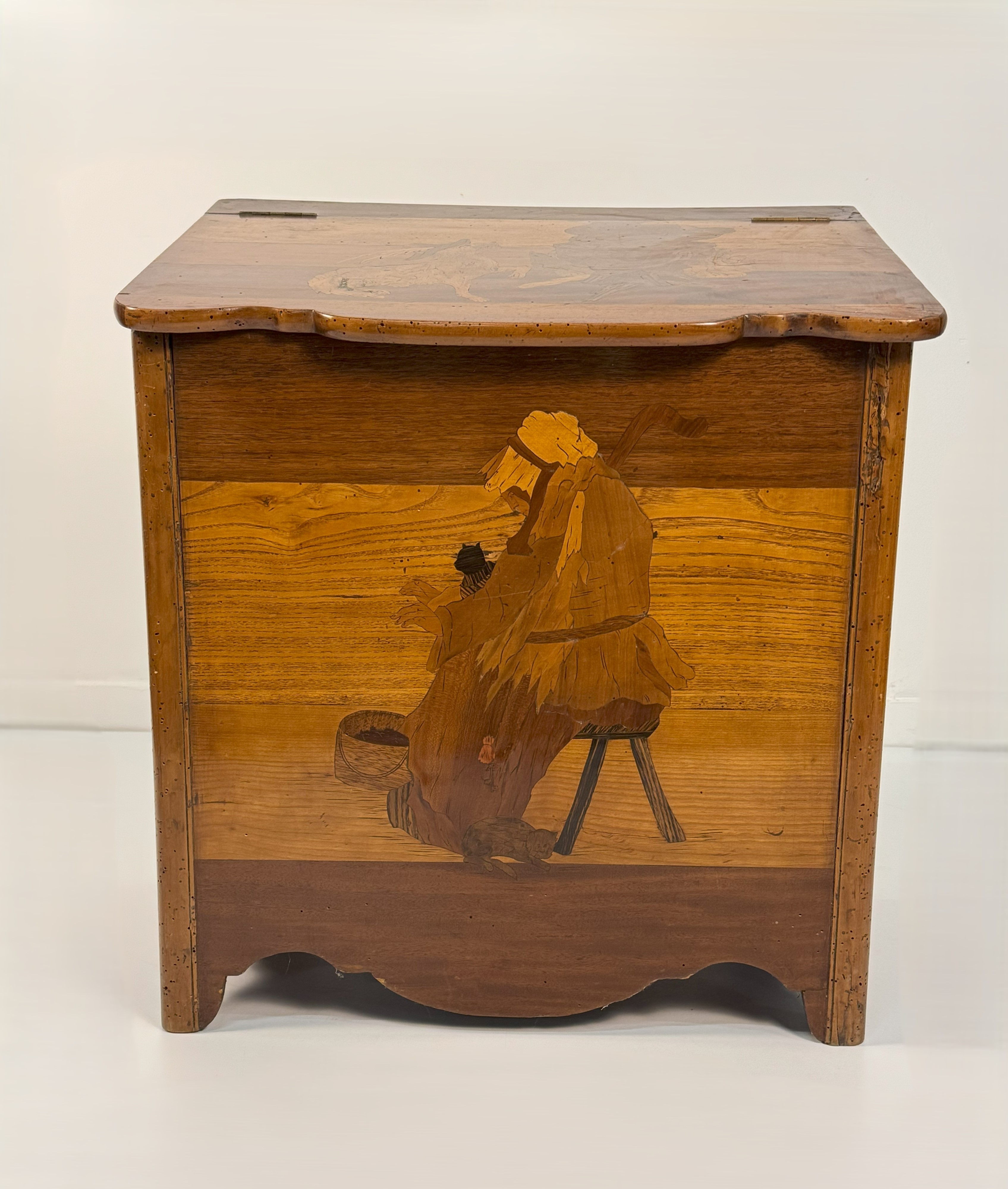 Portalegna intarsiato in legni diversi