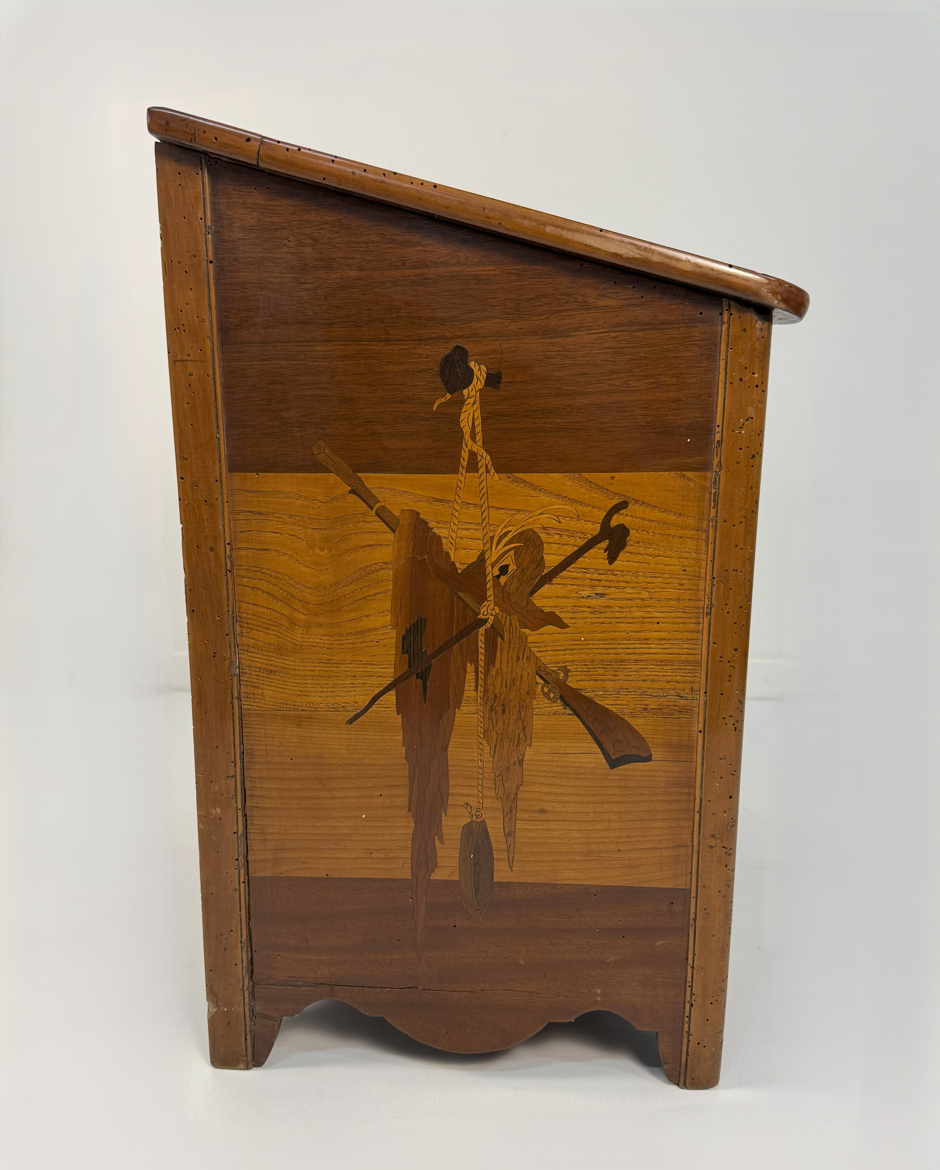 Portalegna intarsiato in legni diversi