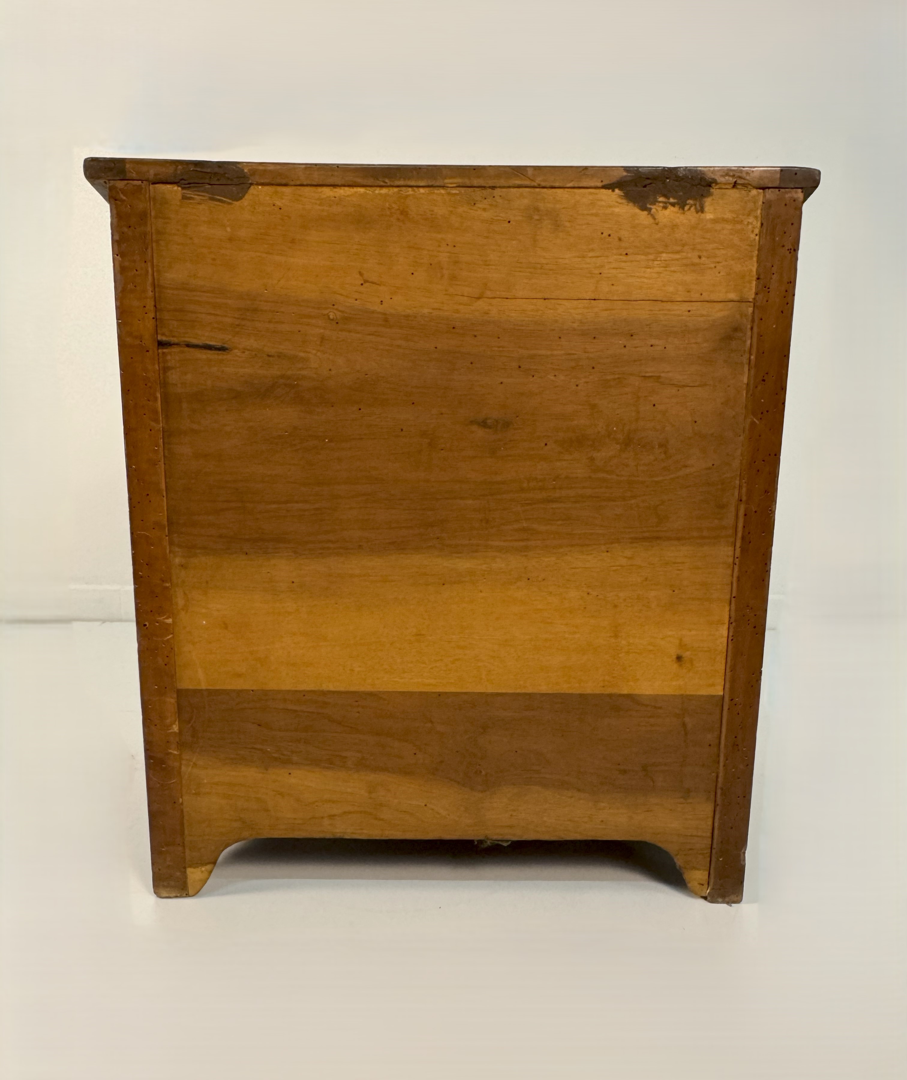 Portalegna intarsiato in legni diversi