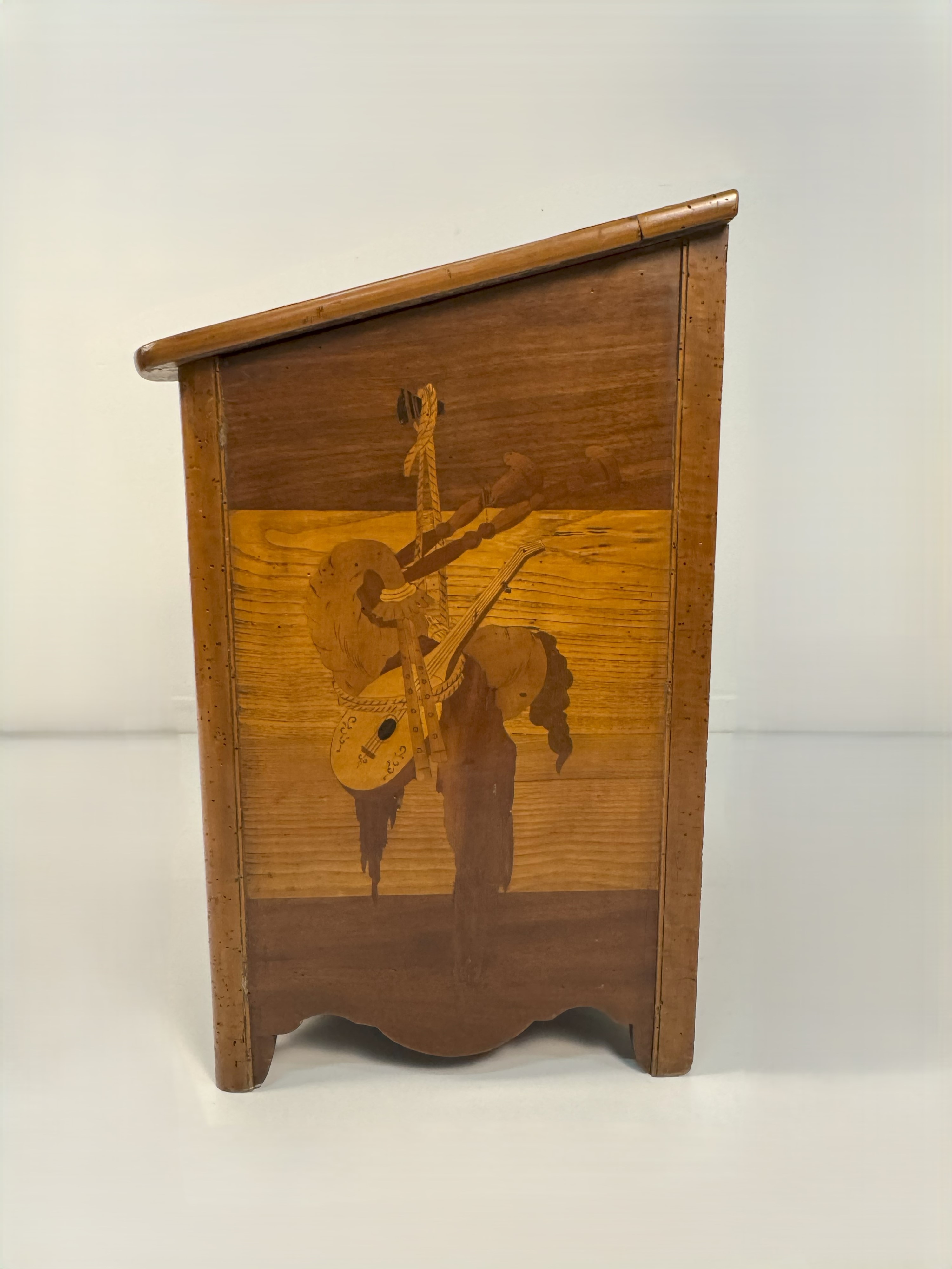 Portalegna intarsiato in legni diversi