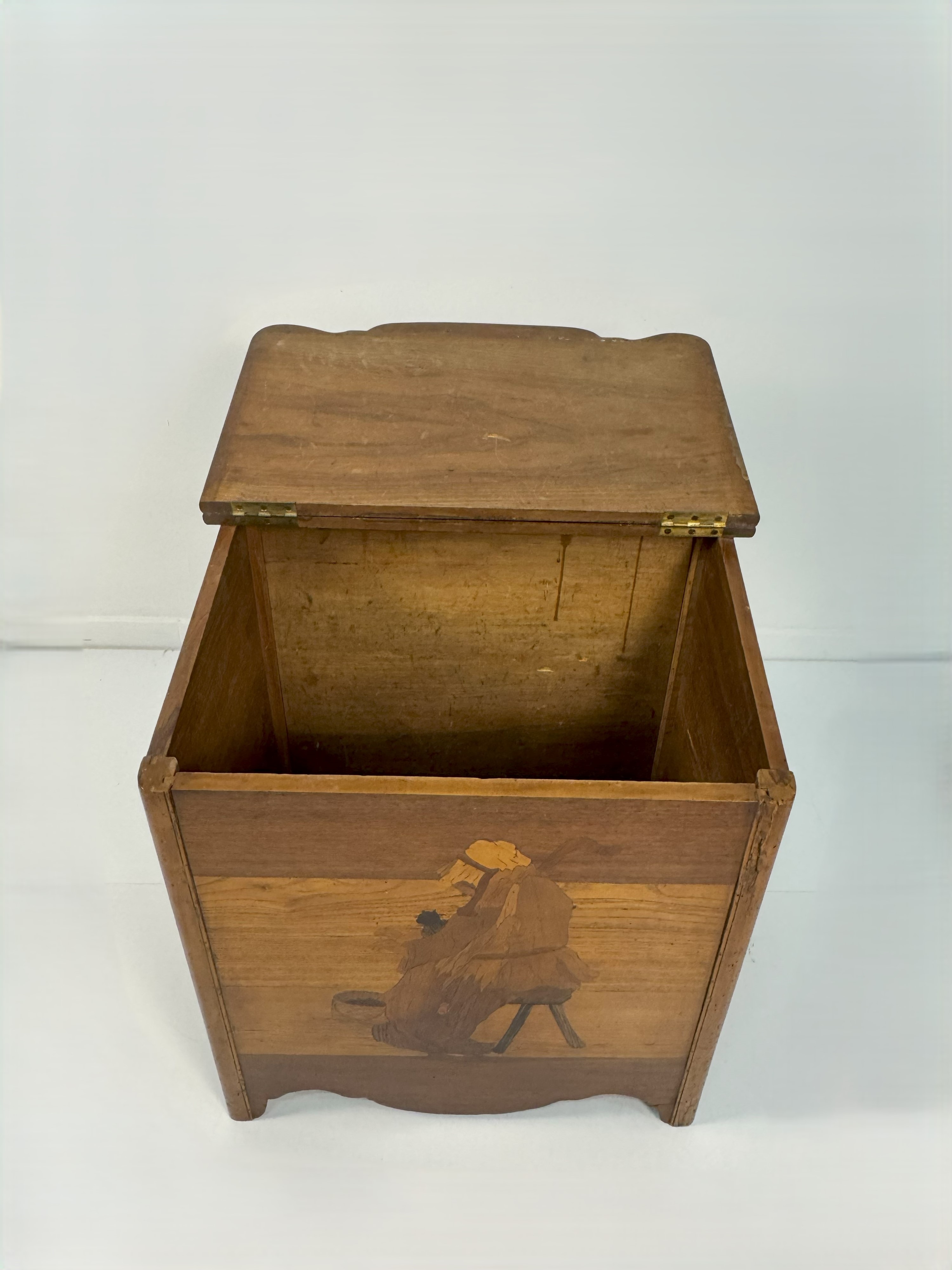 Portalegna intarsiato in legni diversi