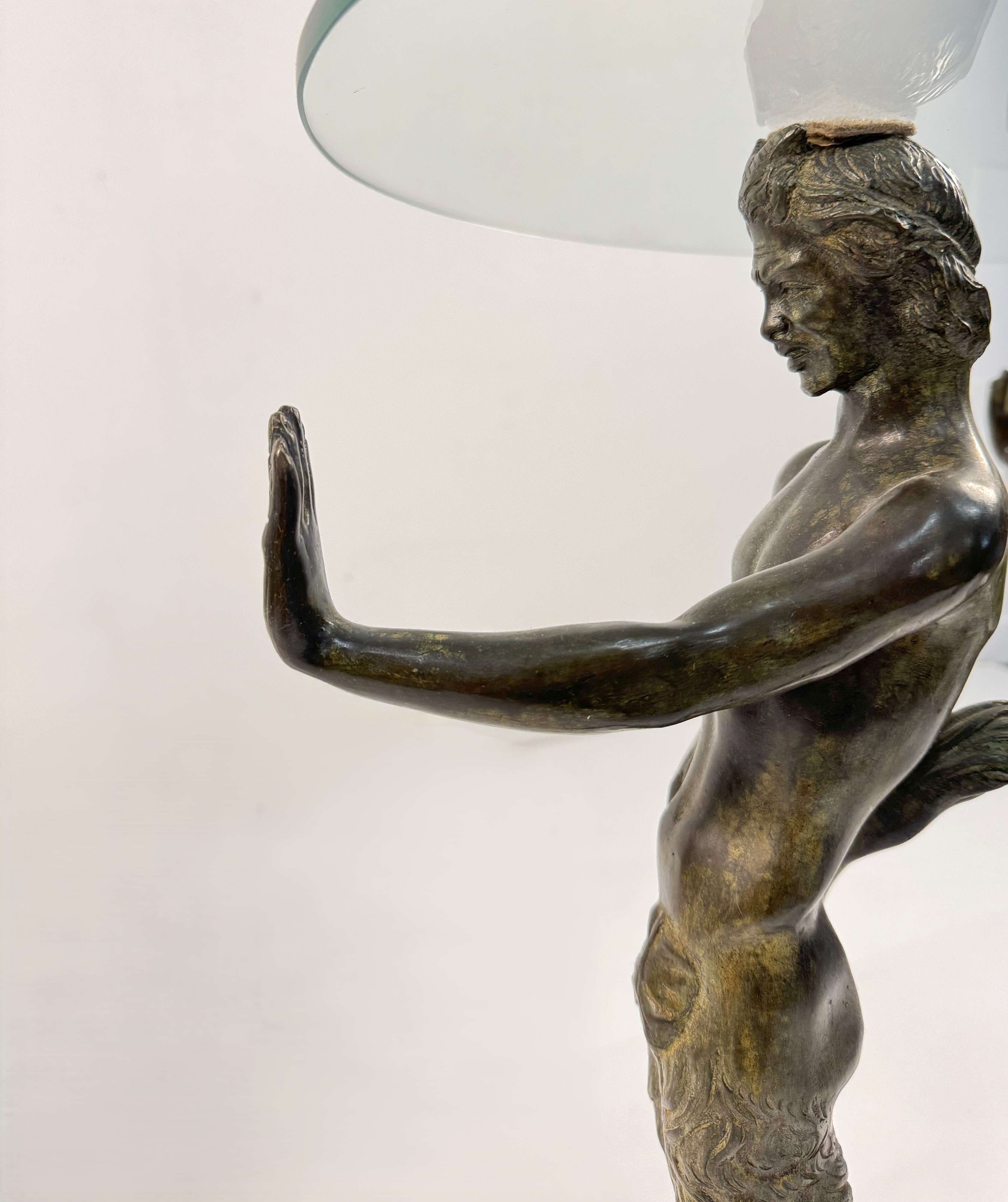 Tavolo basso con base tripode in bronzo