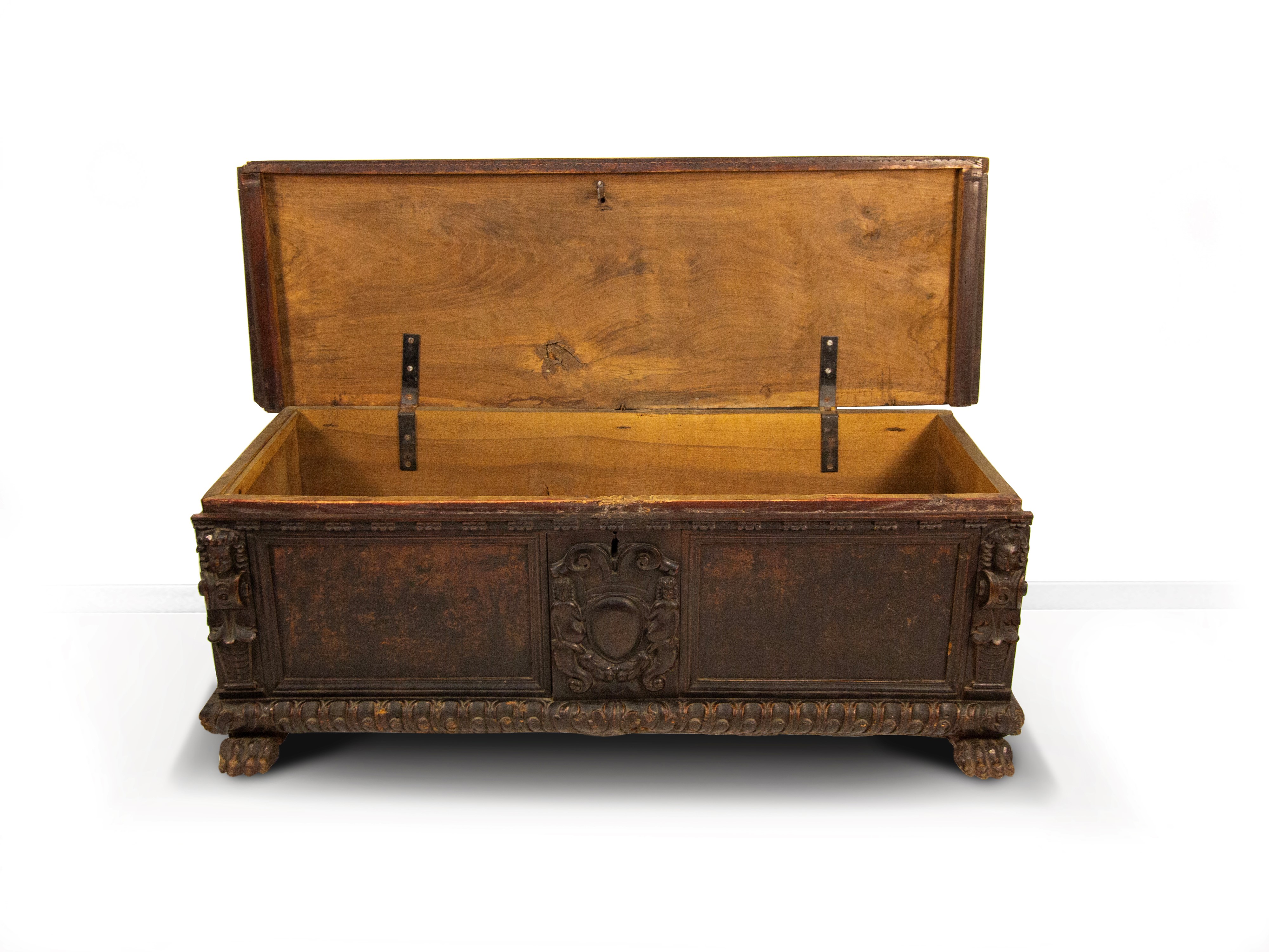 Cassapanca in noce e radica