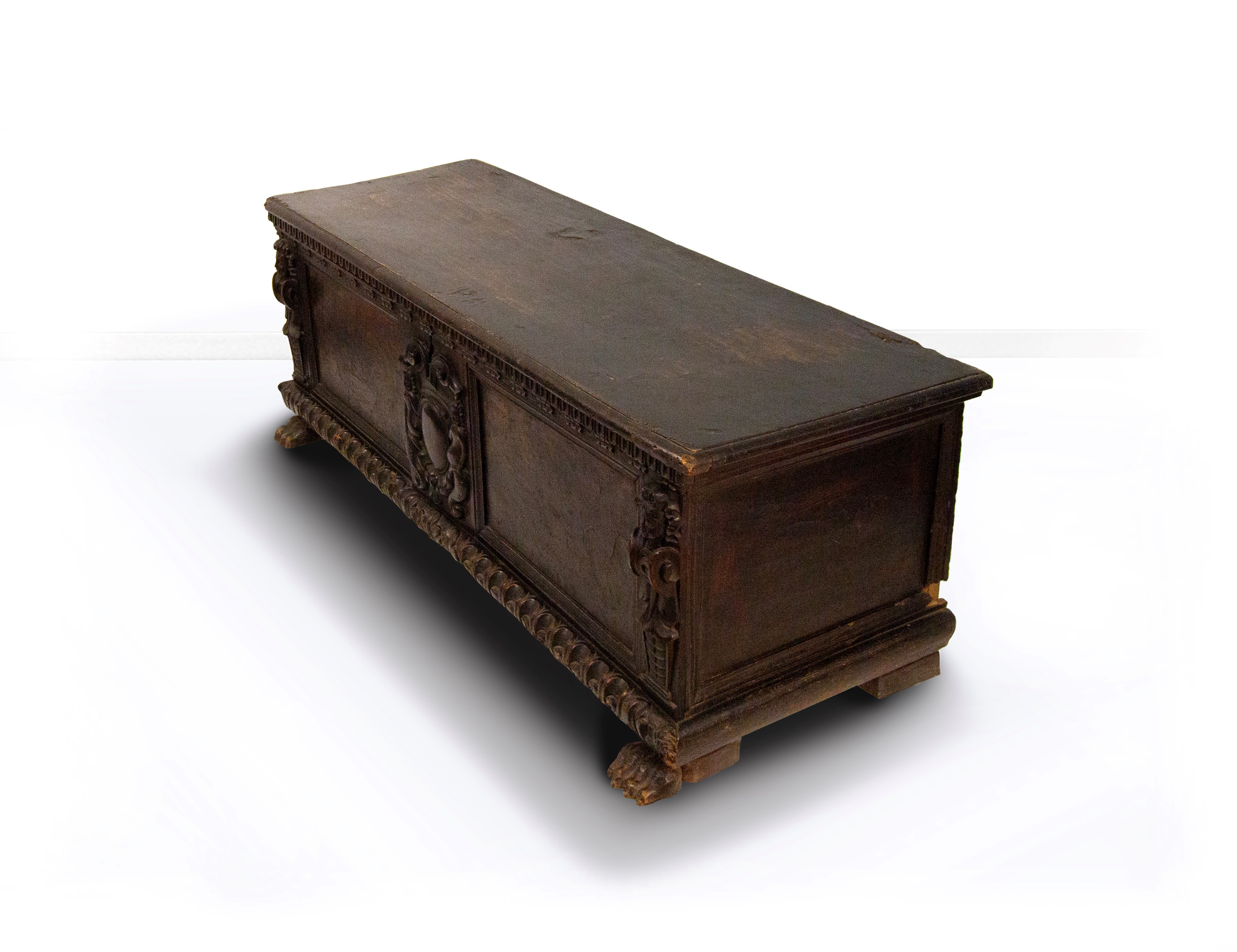 Cassapanca in noce e radica