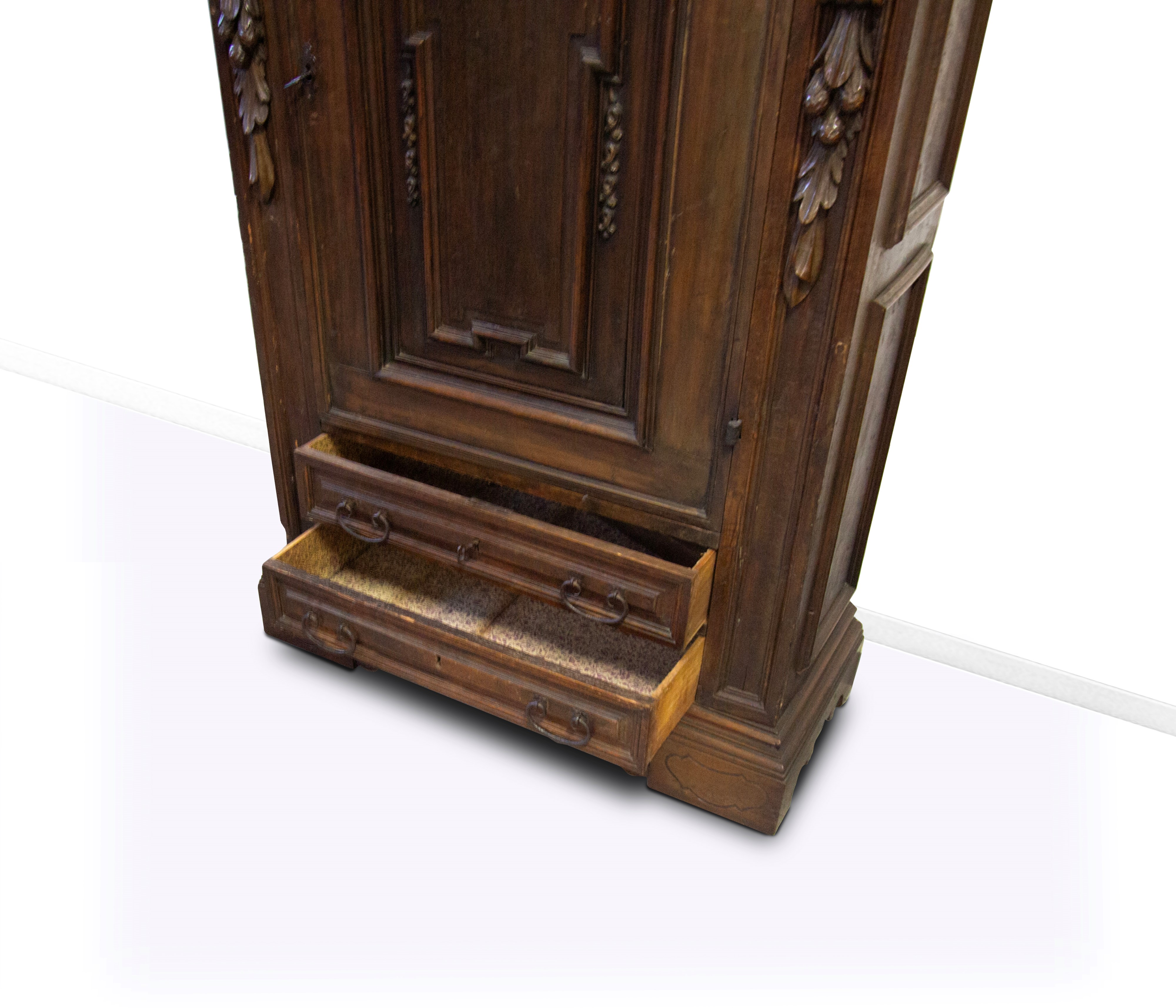 Credenza in noce di gusto neorinascimentale e ricostruito con elementi antichi