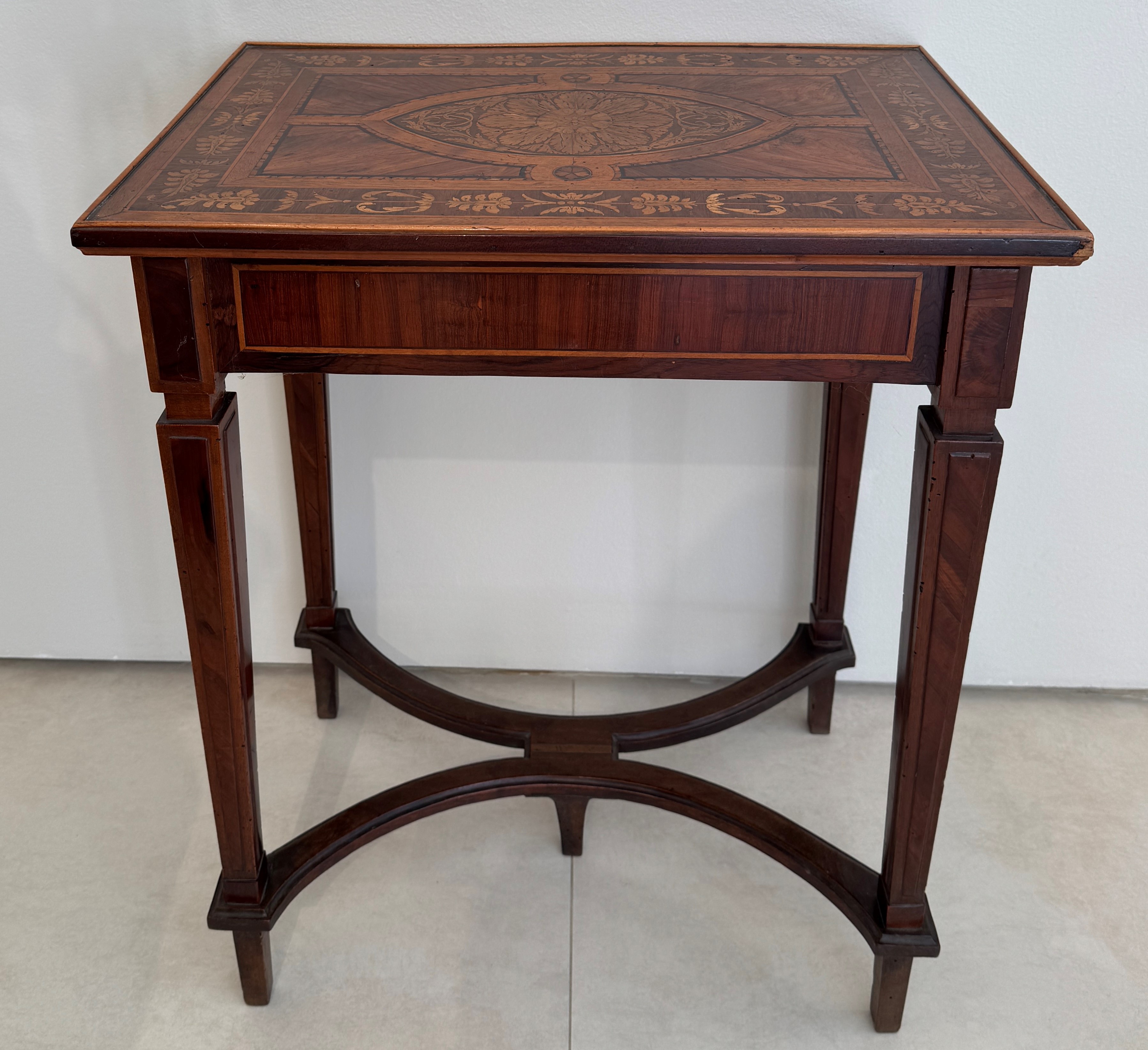 Tavolino intarsiato in noce e legni diversi, Lombardia