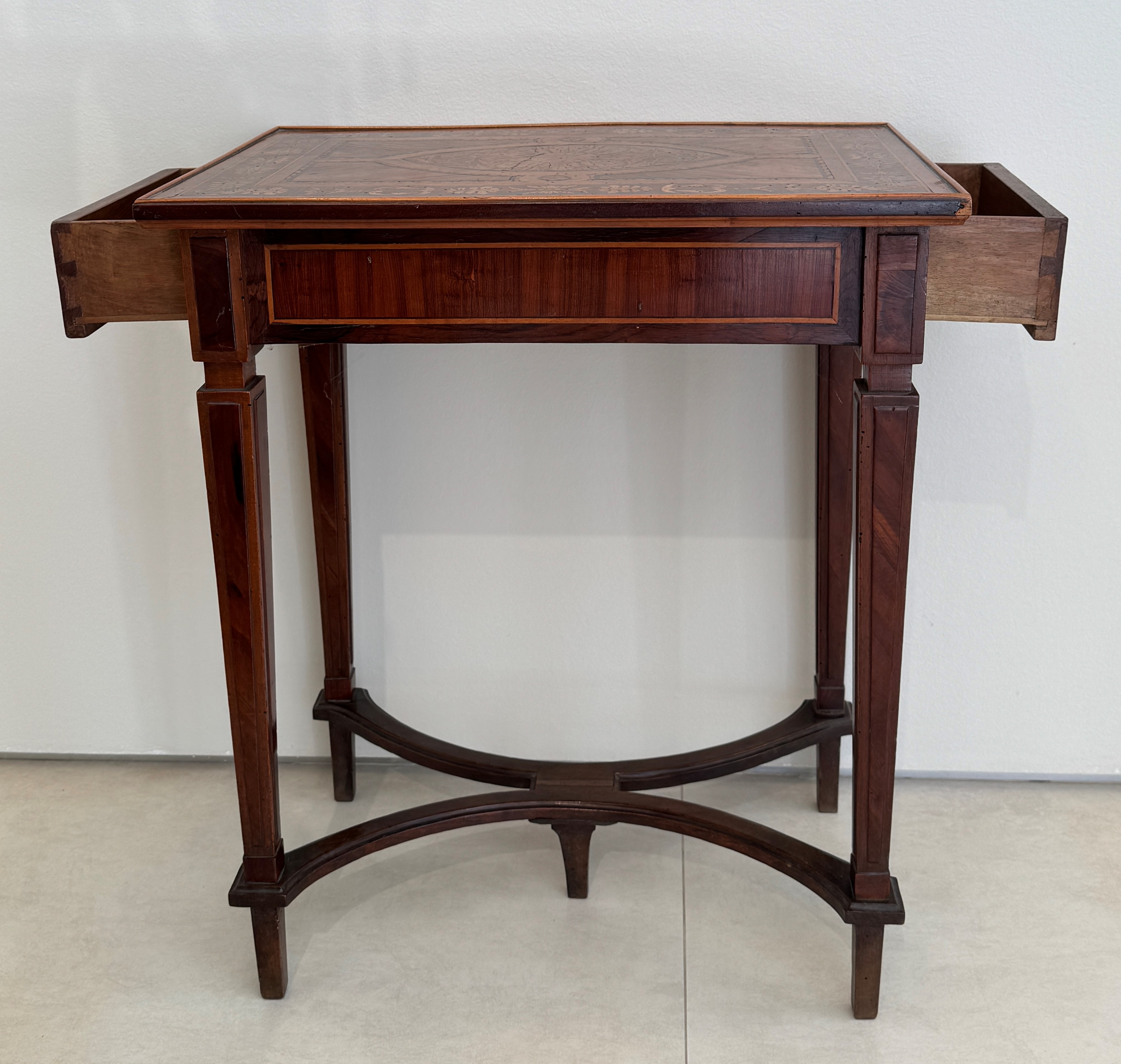 Tavolino intarsiato in noce e legni diversi, Lombardia