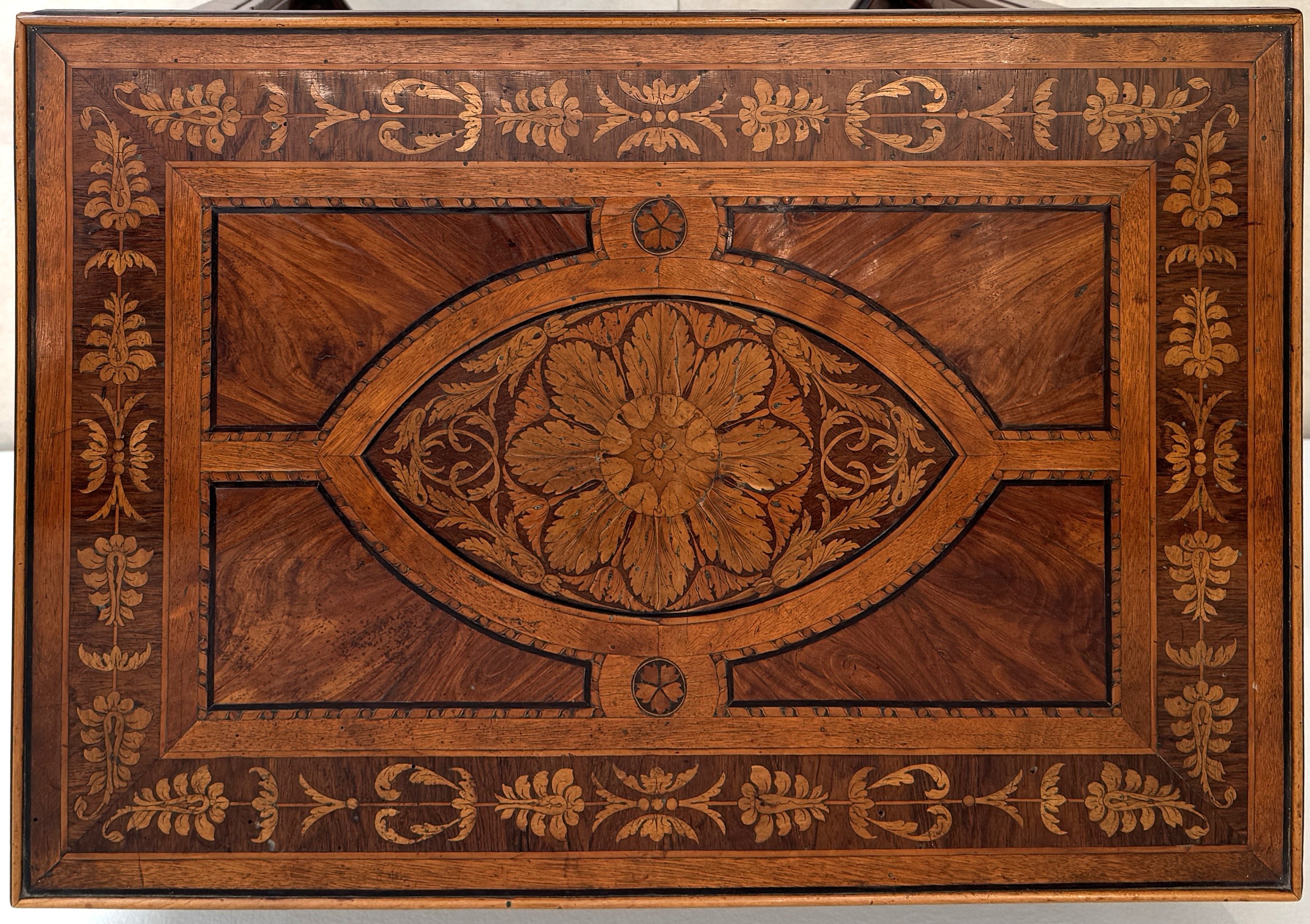 Tavolino intarsiato in noce e legni diversi, Lombardia