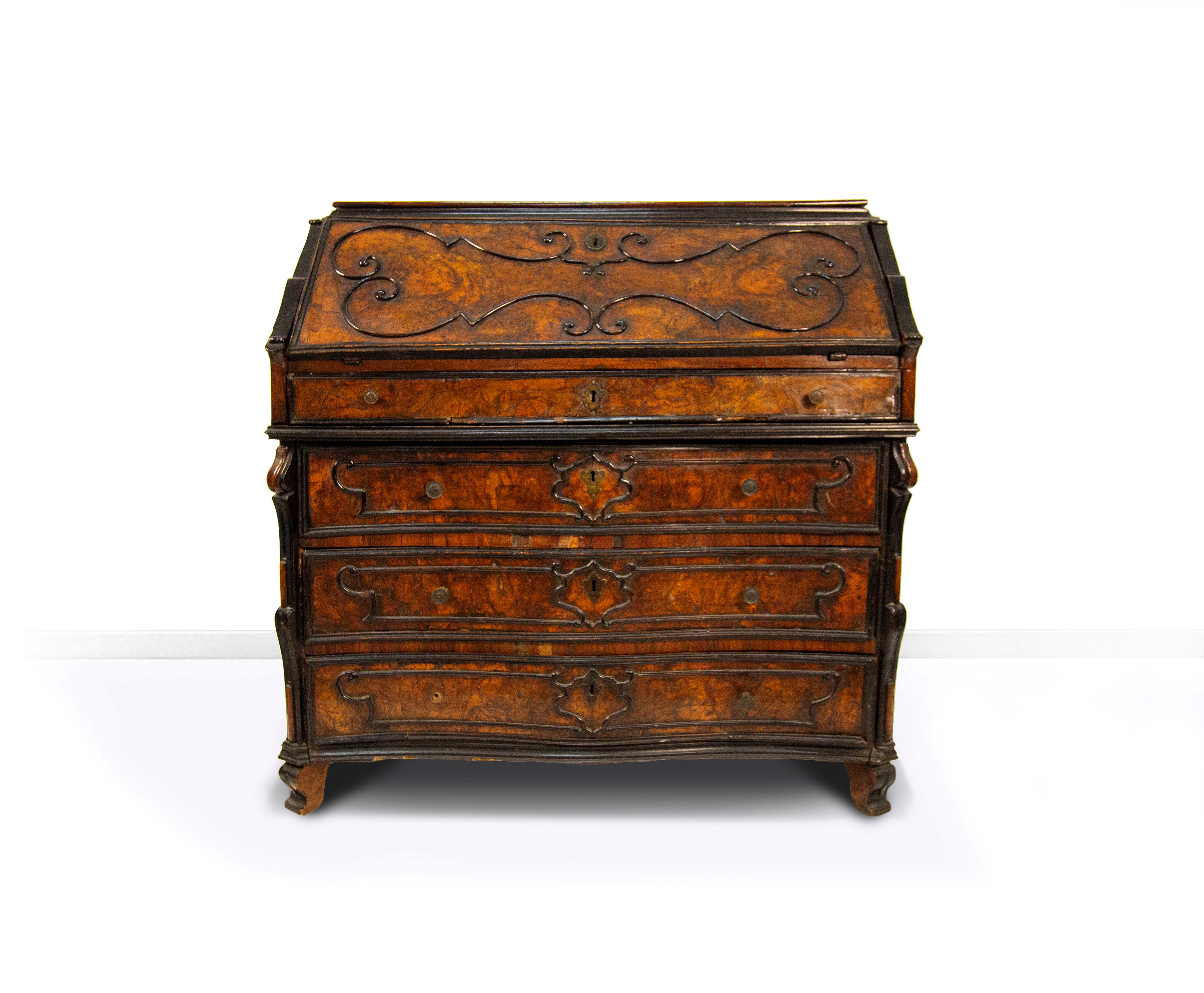 Cassettone a ribalta lastronato in radica di noce, Lombardia