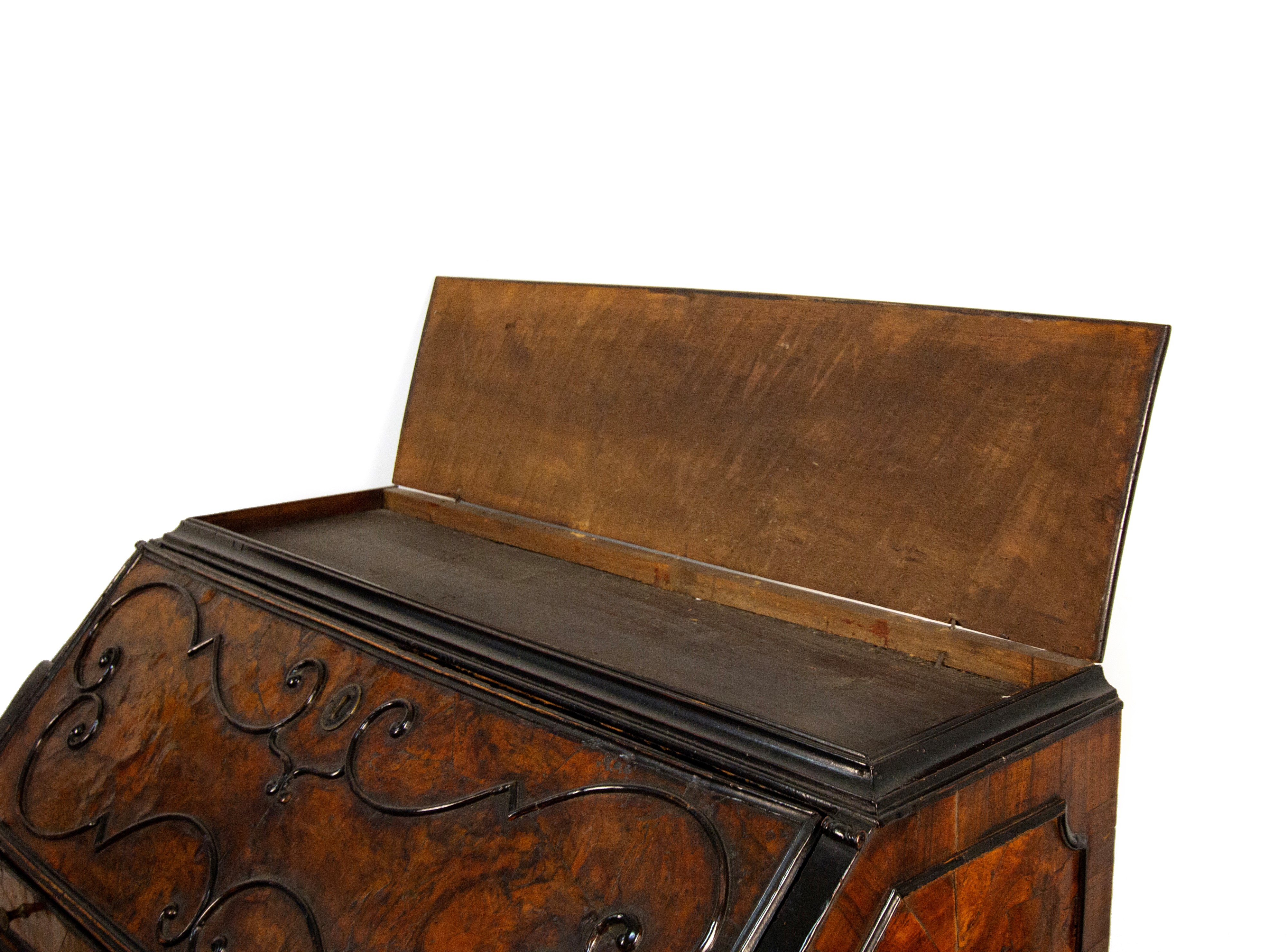 Cassettone a ribalta lastronato in radica di noce, Lombardia