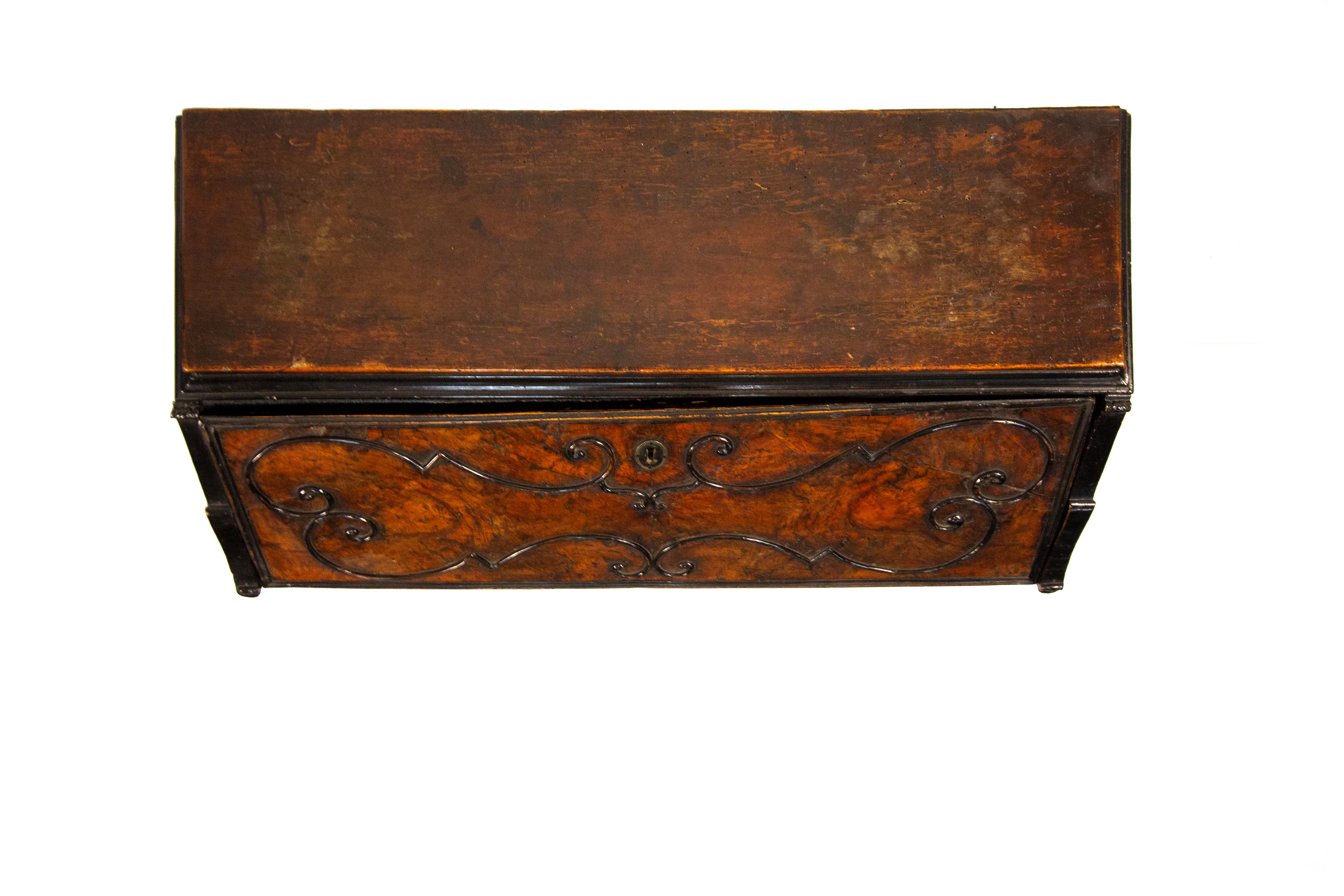 Cassettone a ribalta lastronato in radica di noce, Lombardia