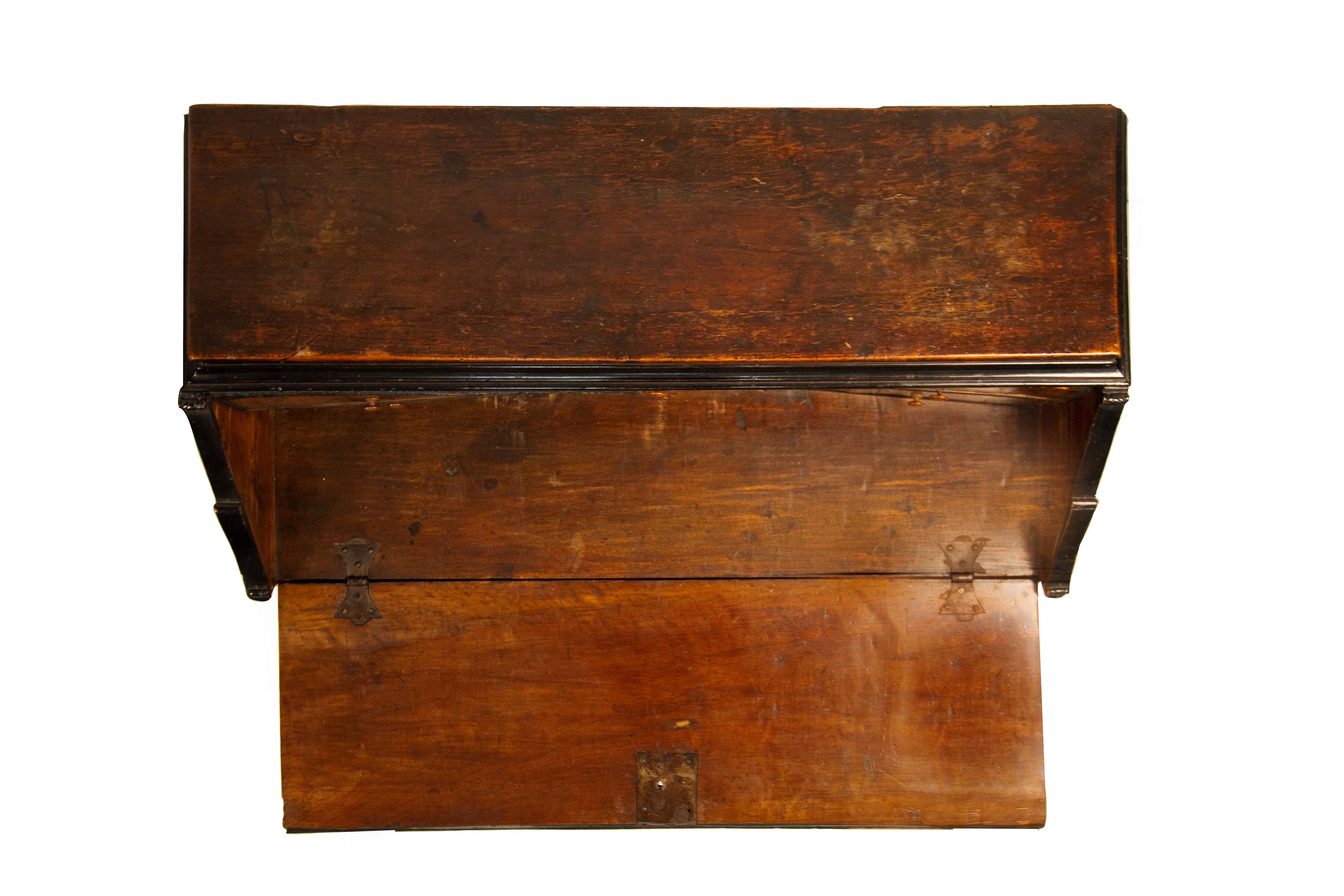 Cassettone a ribalta lastronato in radica di noce, Lombardia