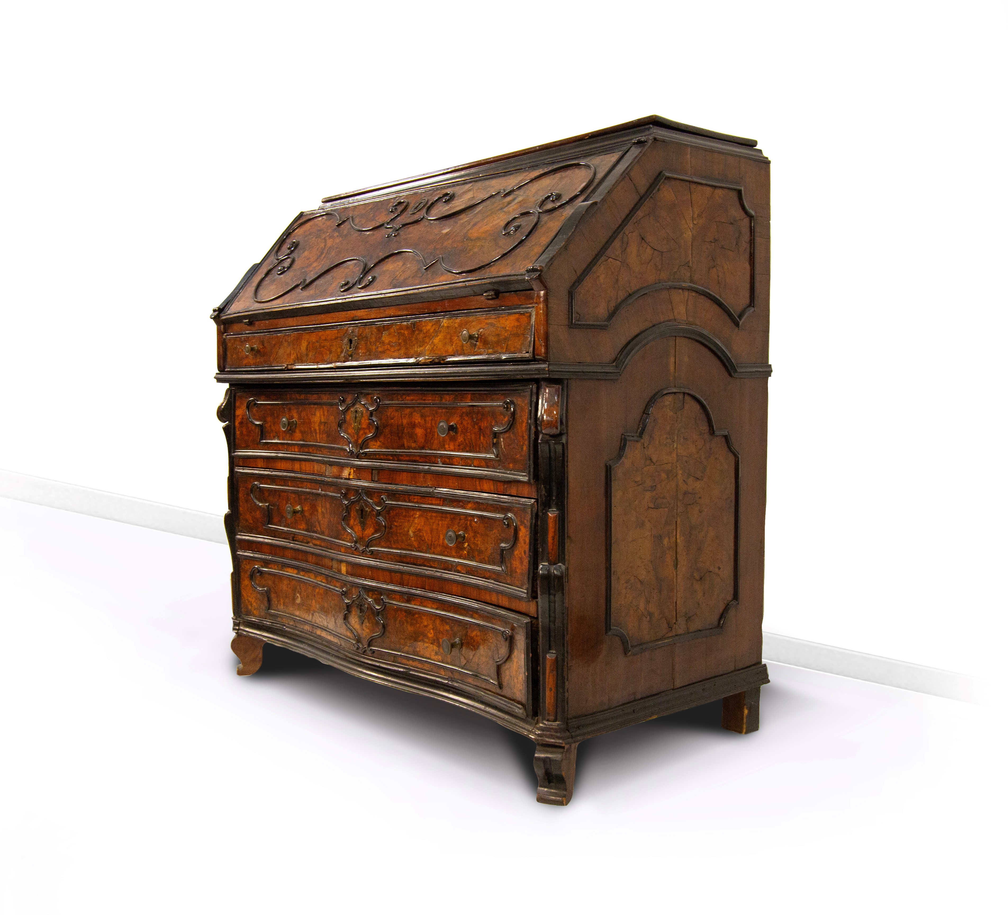 Cassettone a ribalta lastronato in radica di noce, Lombardia