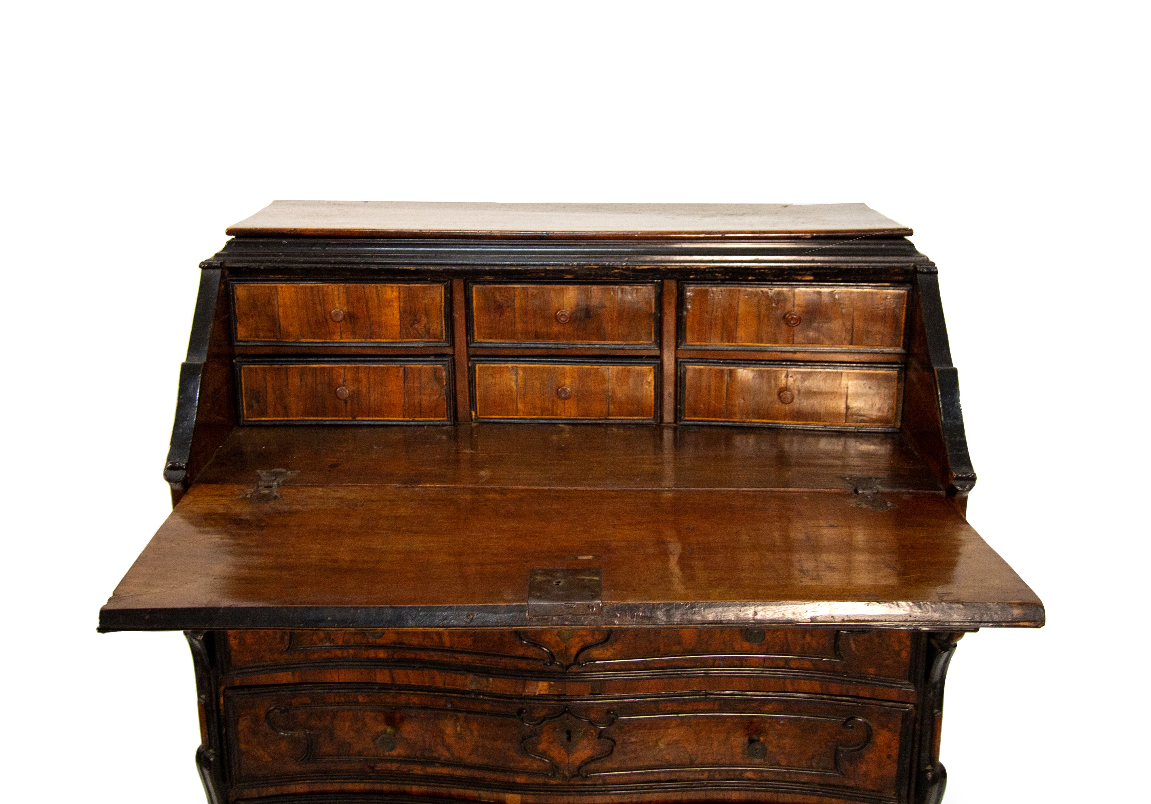 Cassettone a ribalta lastronato in radica di noce, Lombardia