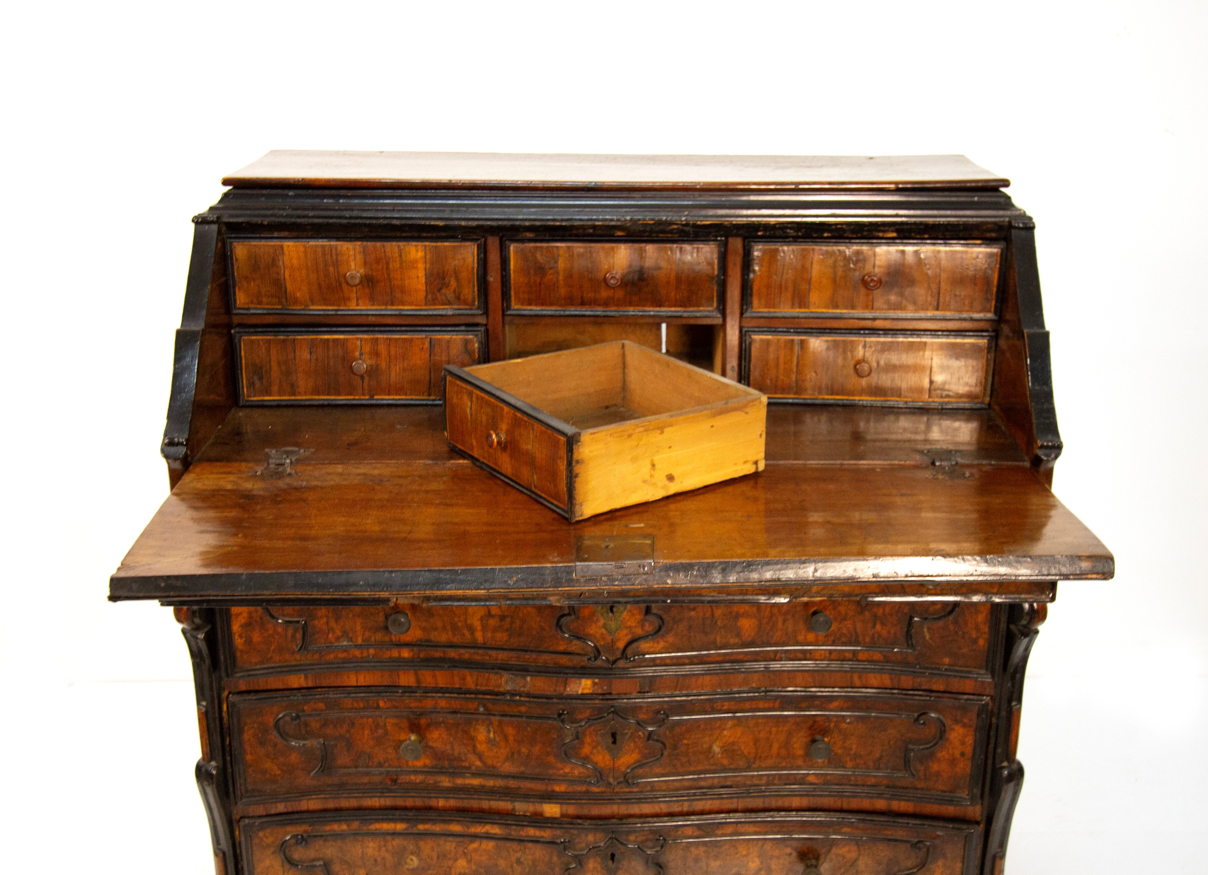 Cassettone a ribalta lastronato in radica di noce, Lombardia