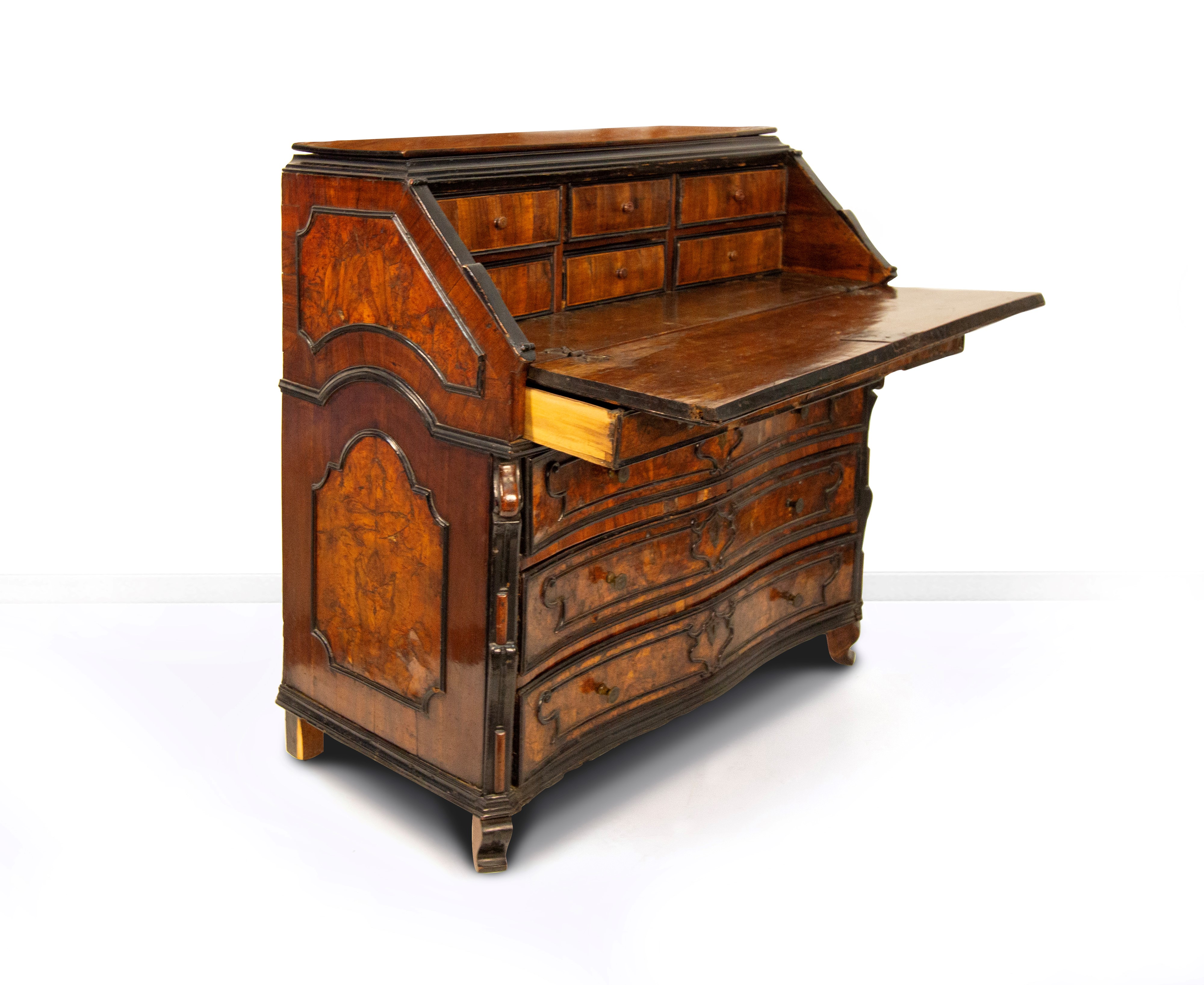 Cassettone a ribalta lastronato in radica di noce, Lombardia