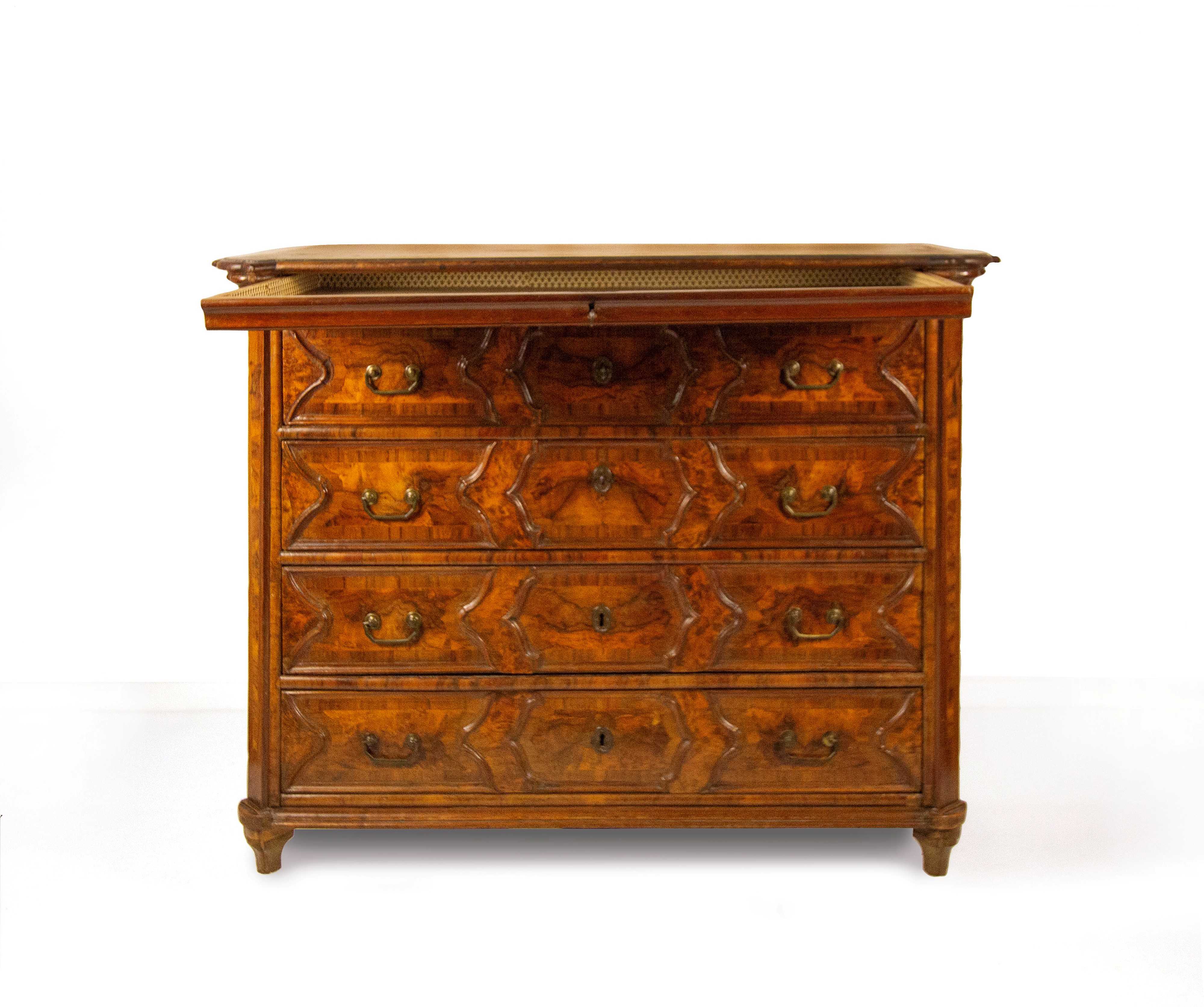 Cassettone lastronato in noce e radica, Lombardia