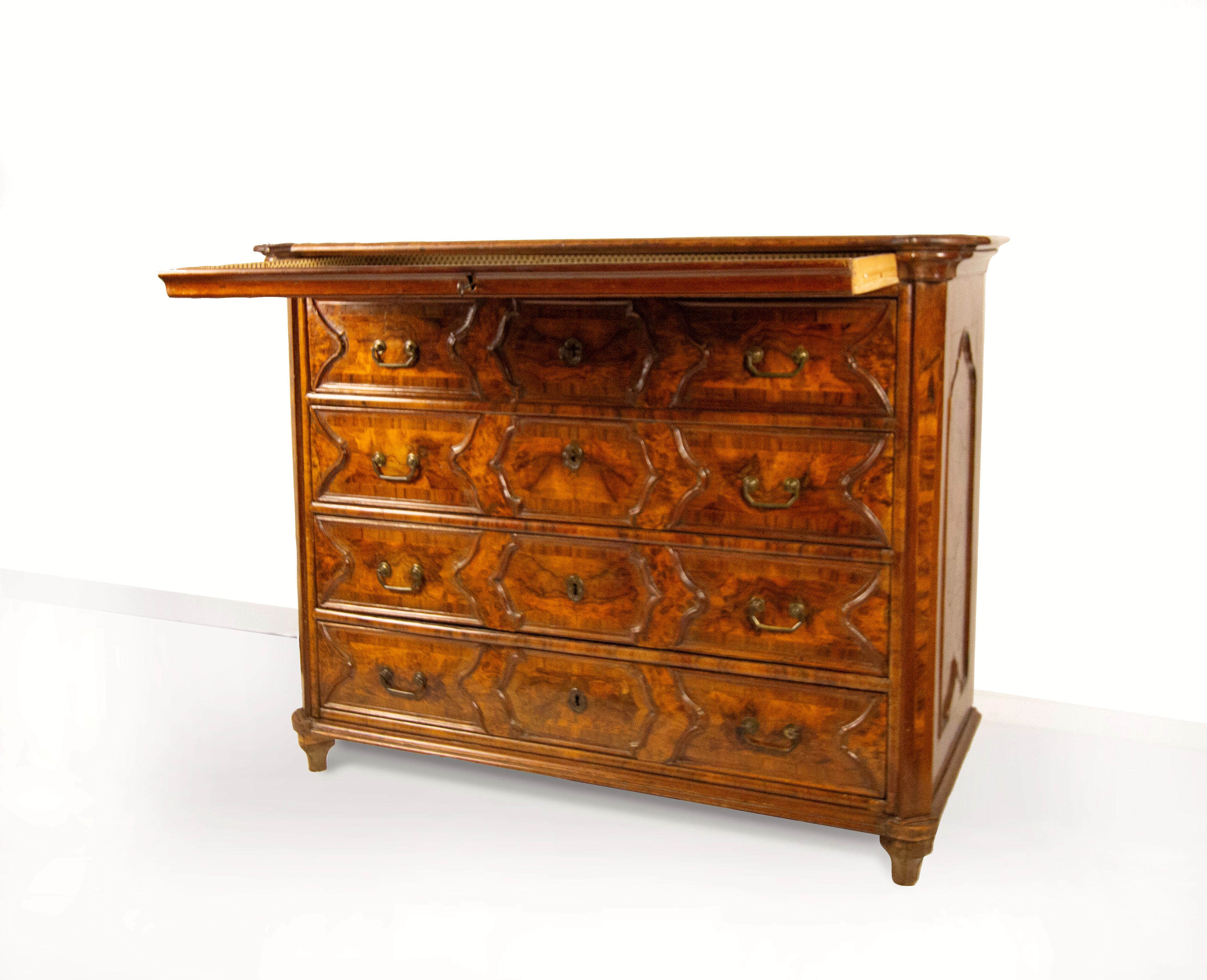 Cassettone lastronato in noce e radica, Lombardia