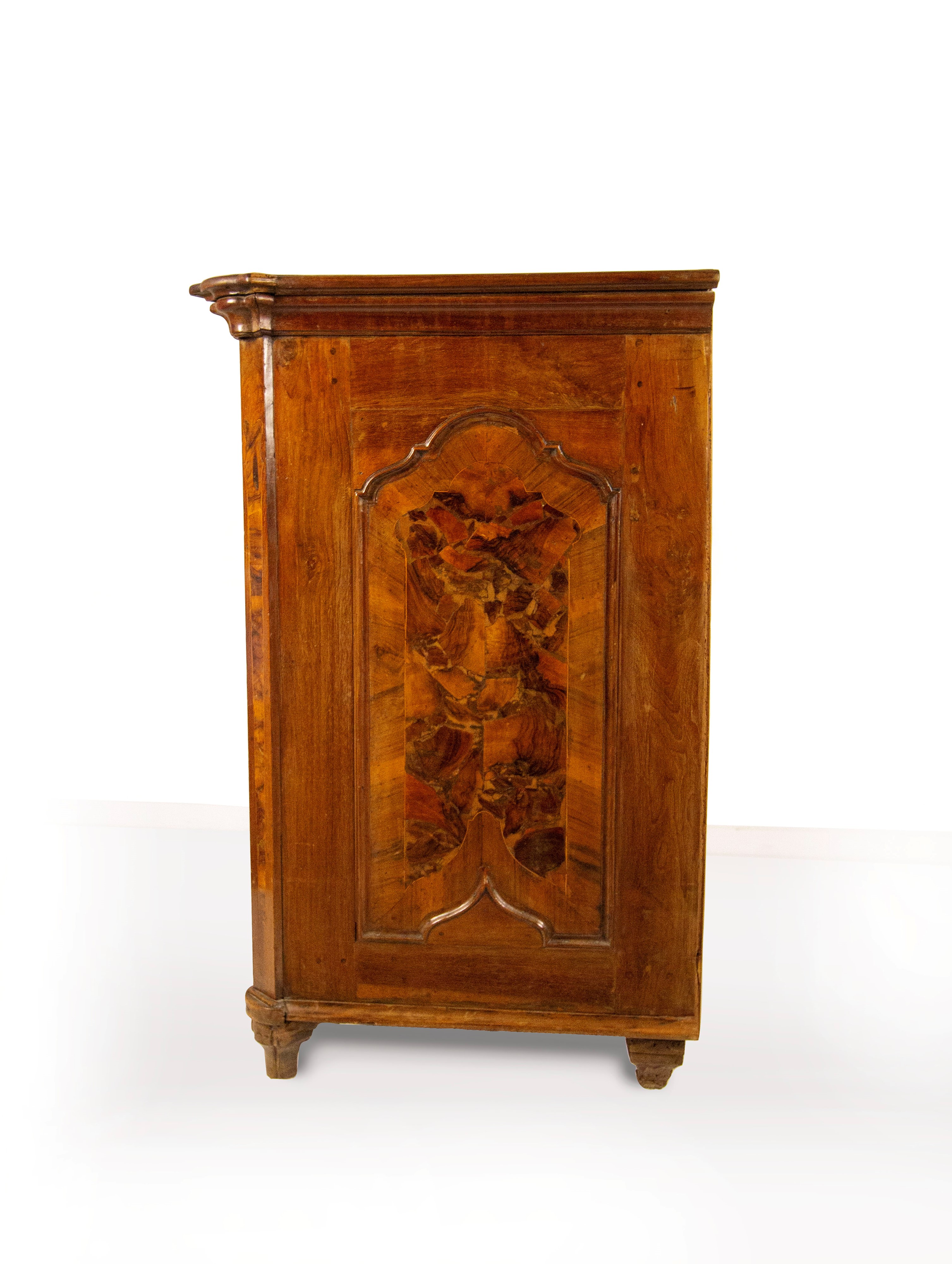 Cassettone lastronato in noce e radica, Lombardia