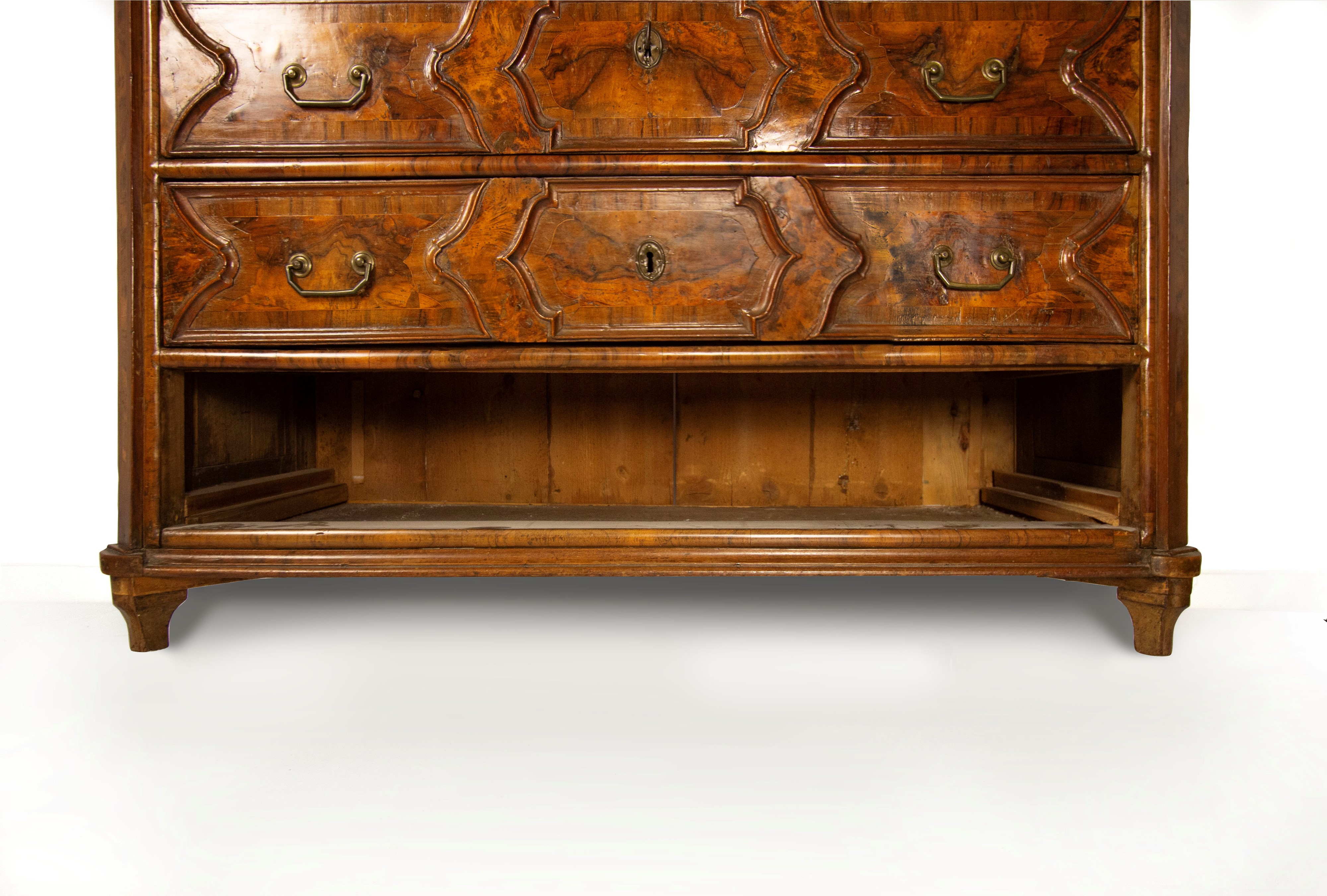 Cassettone lastronato in noce e radica, Lombardia