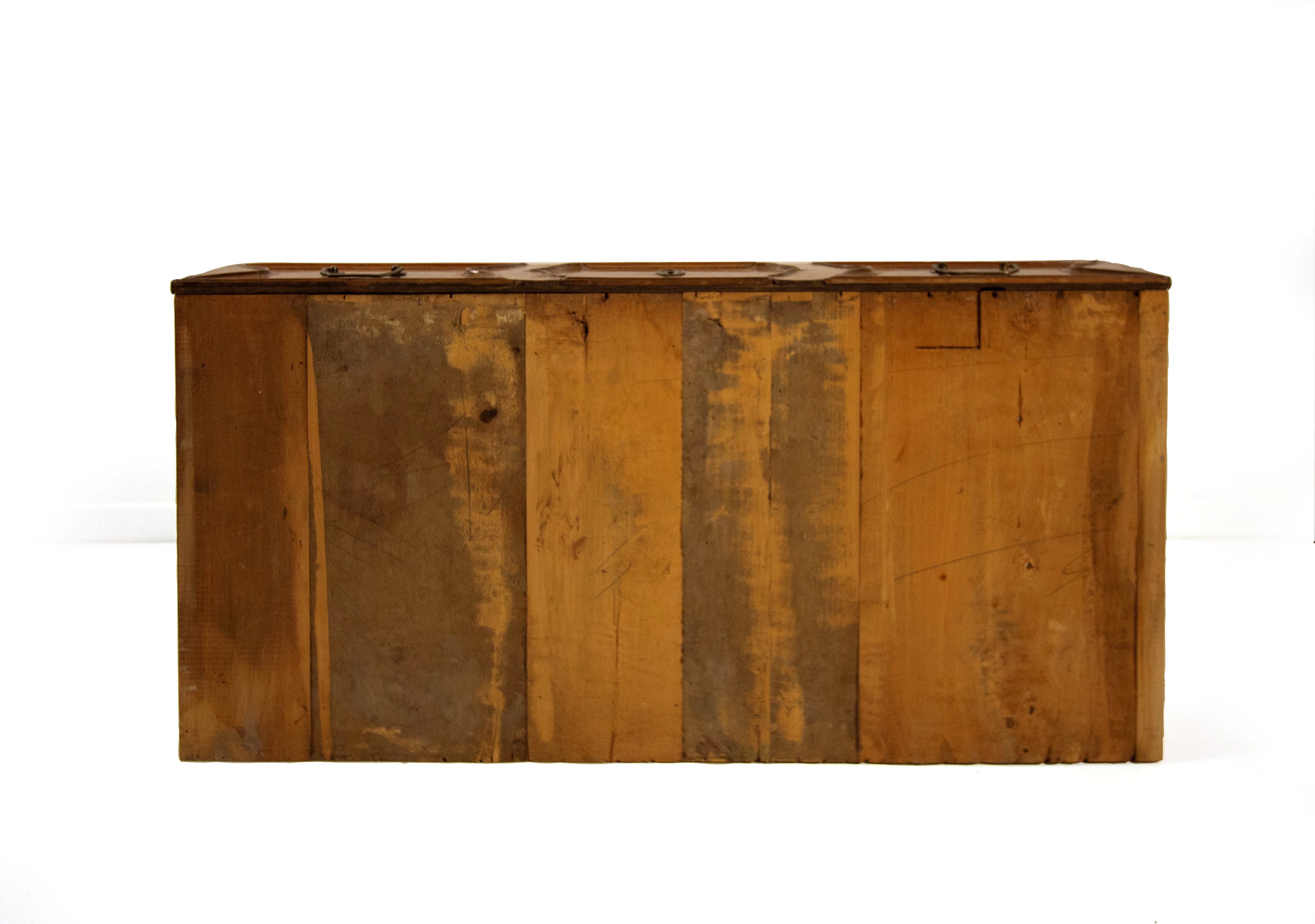 Cassettone lastronato in noce e radica, Lombardia