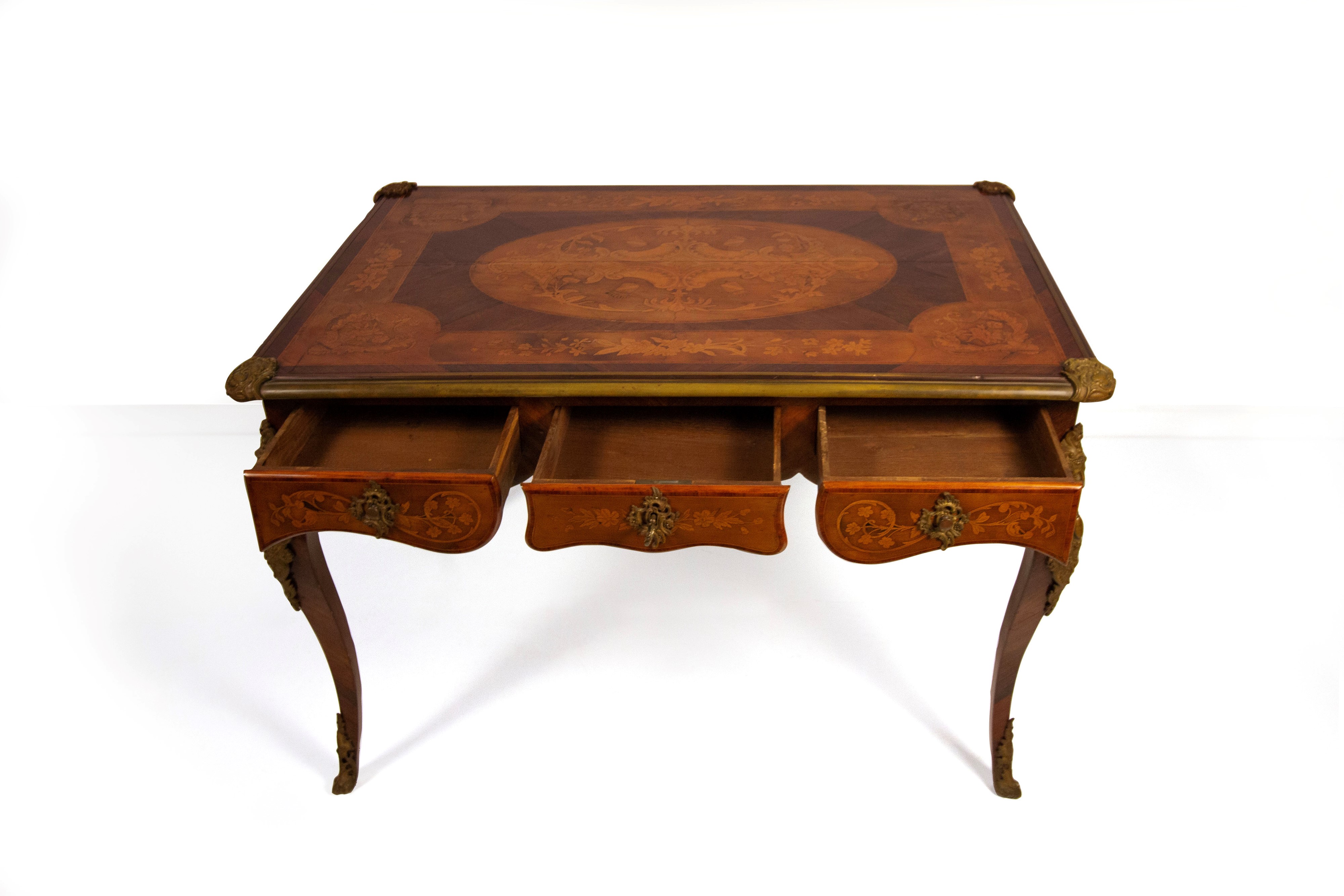 Scrivania intarsiata in legni vari